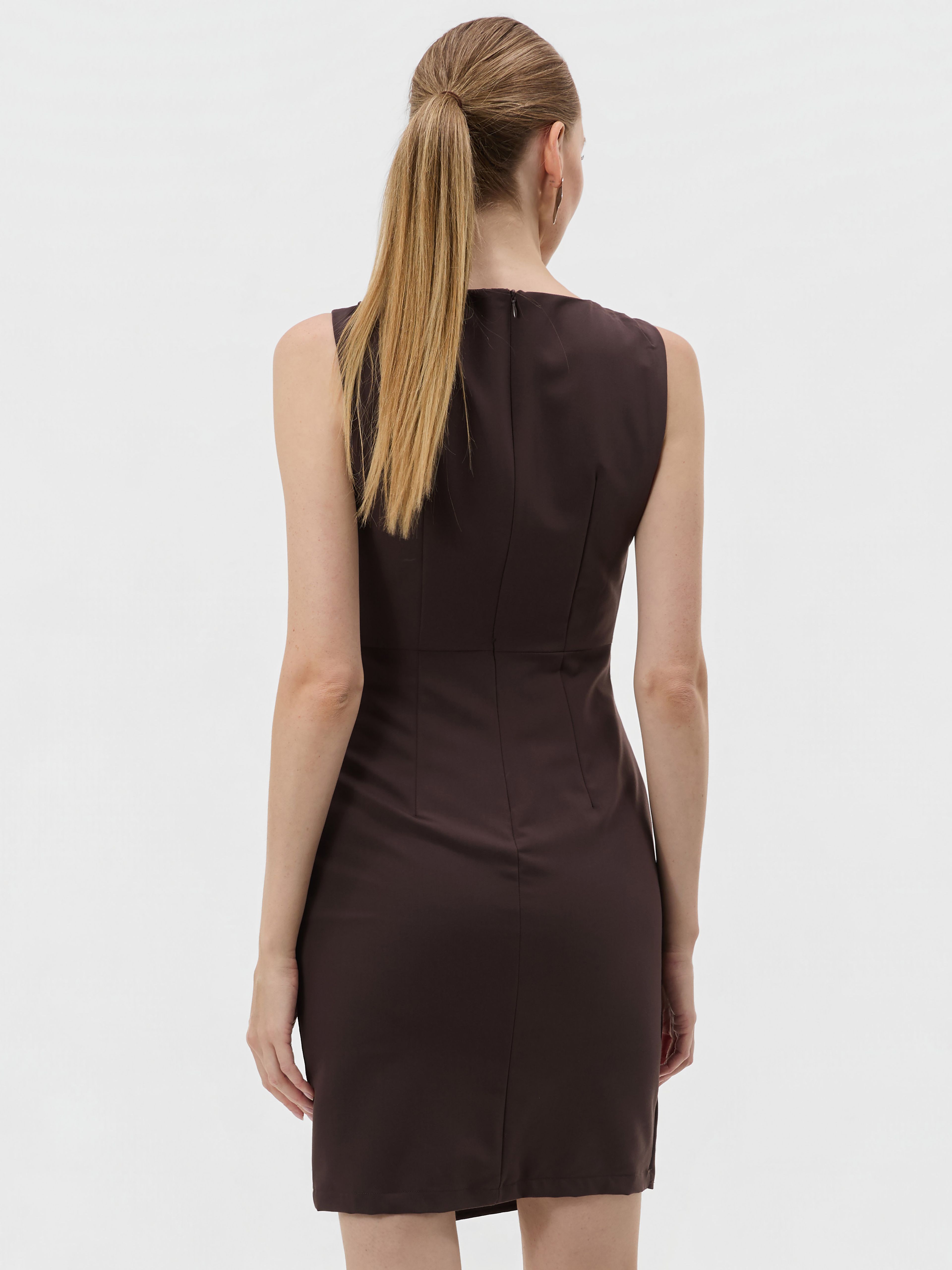 Dunkelbraunes ärmelloses Damen-Wickelkleid ORSAY - 002
