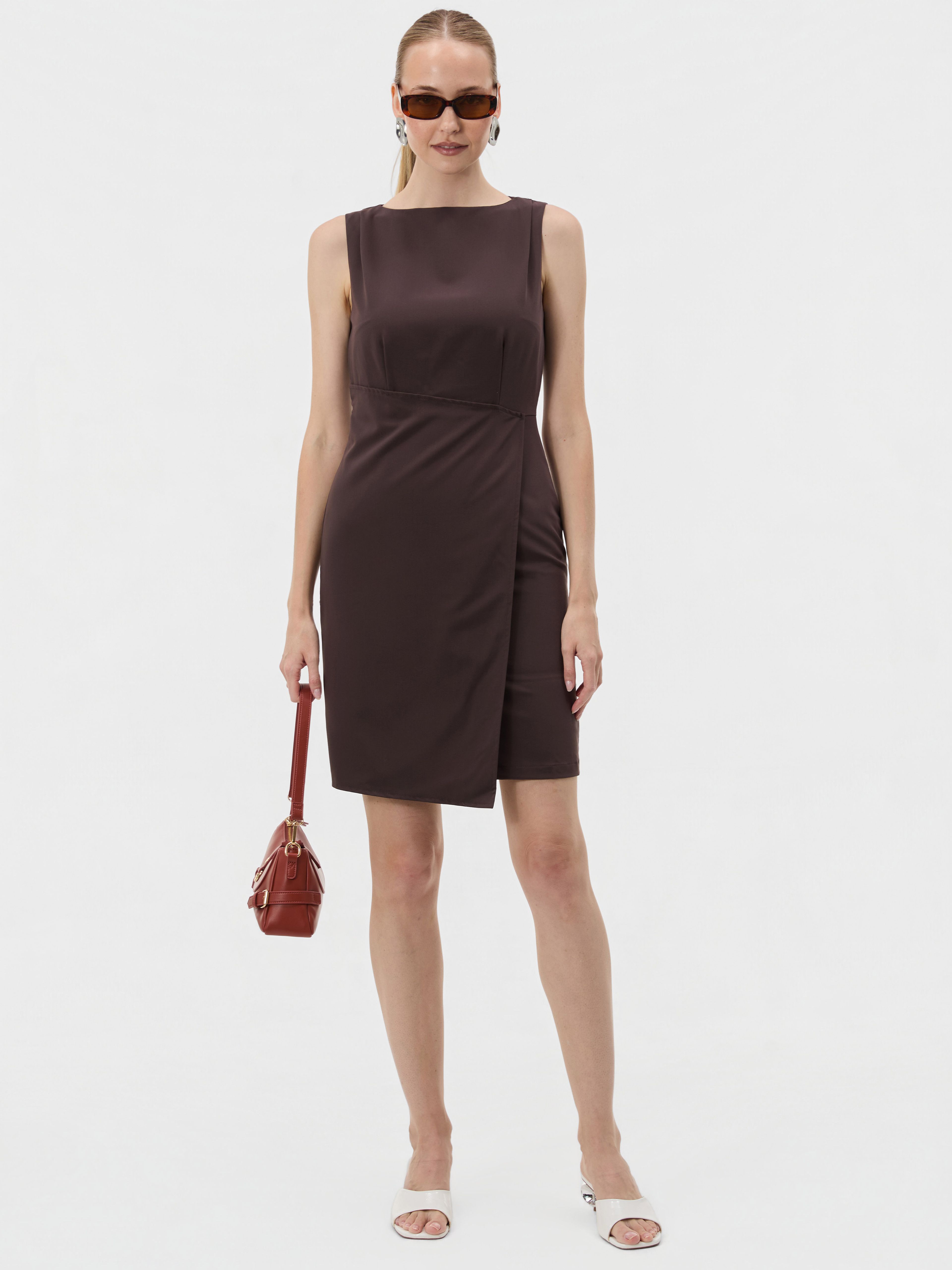 Dunkelbraunes ärmelloses Damen-Wickelkleid ORSAY - 003