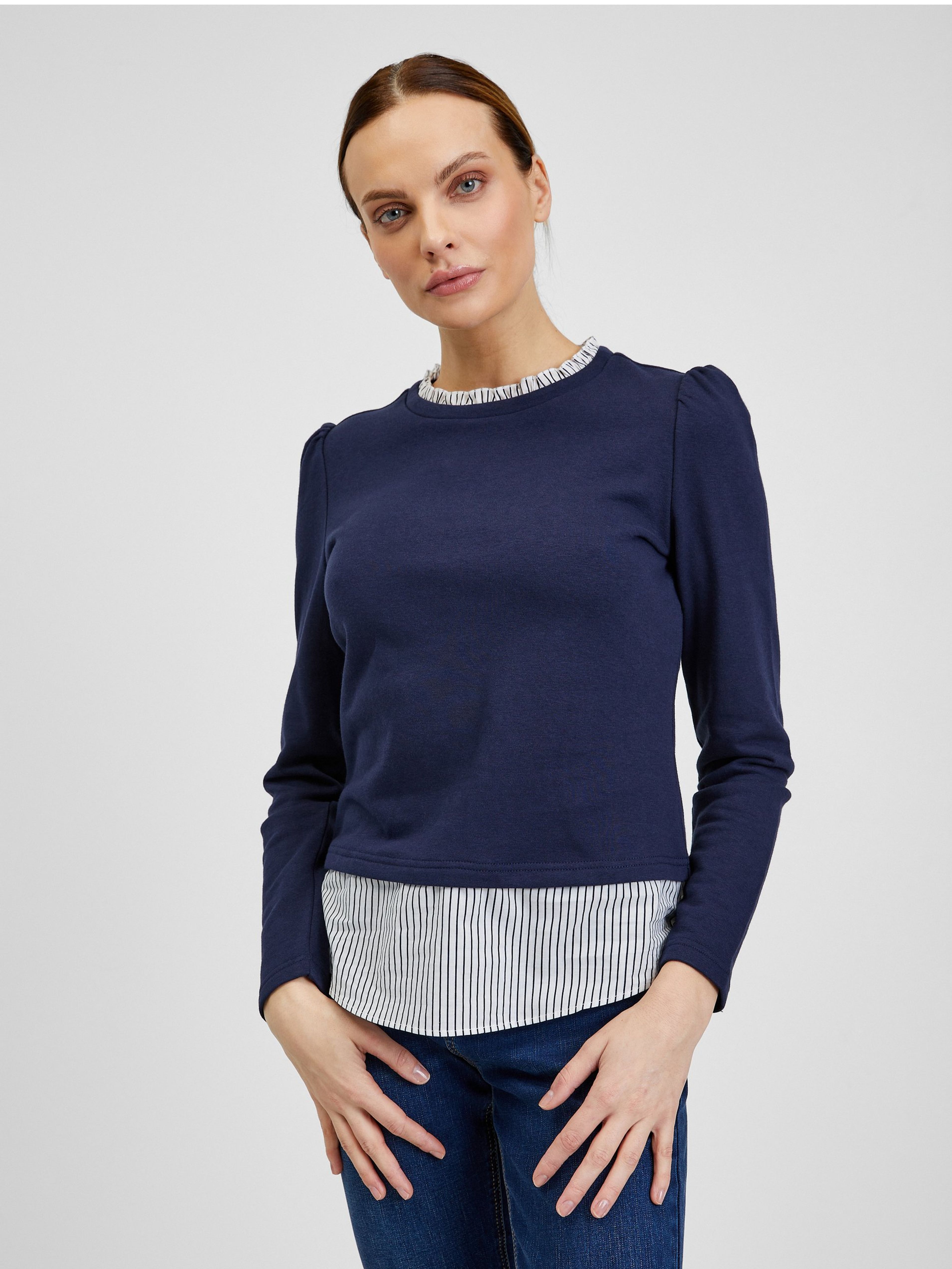 Granatowy sweter damski ze wstawką koszulową ORSAY
