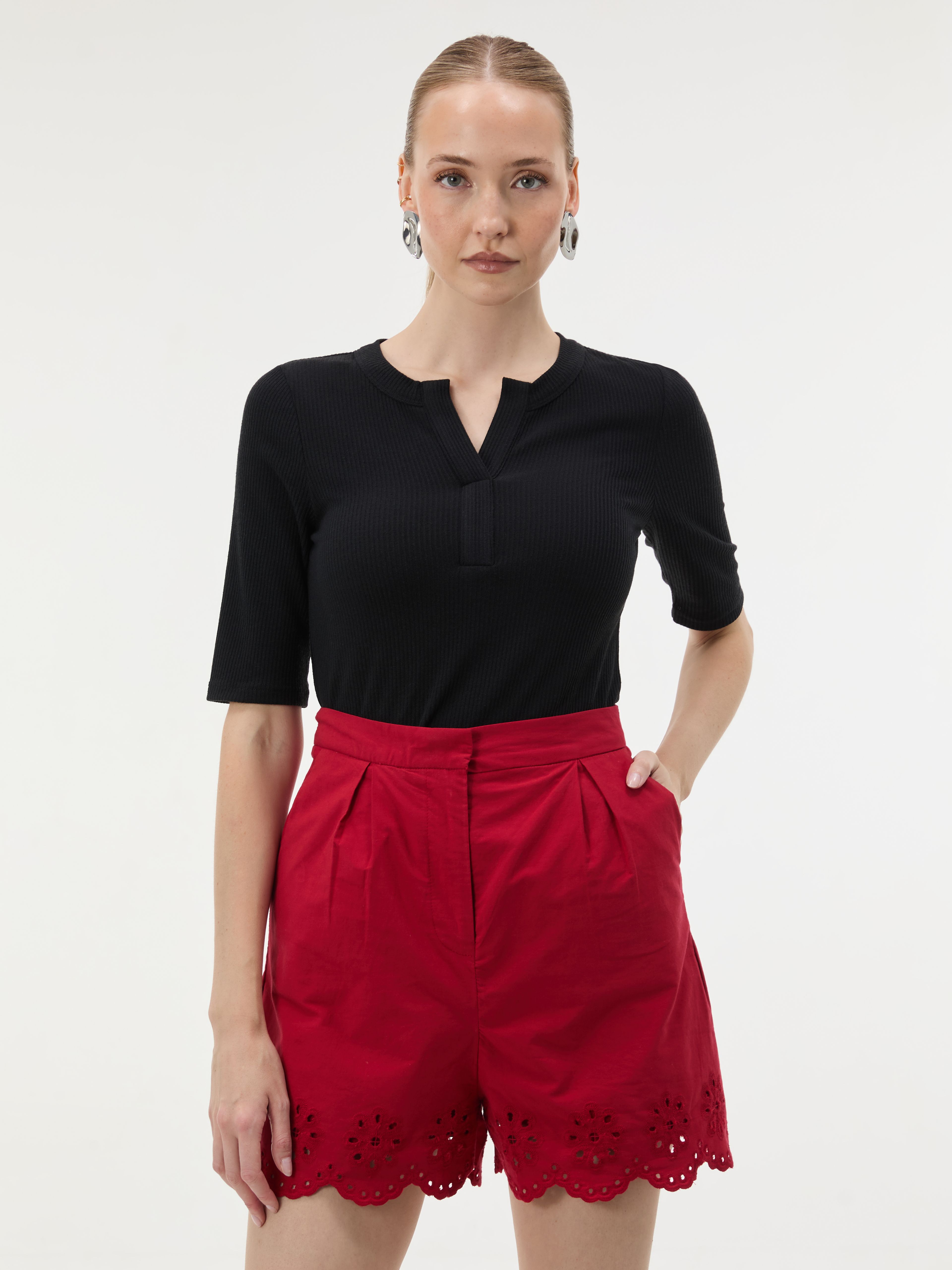 Schwarzes Damen-T-Shirt mit Kragen und kurzen Ärmeln ORSAY - 001