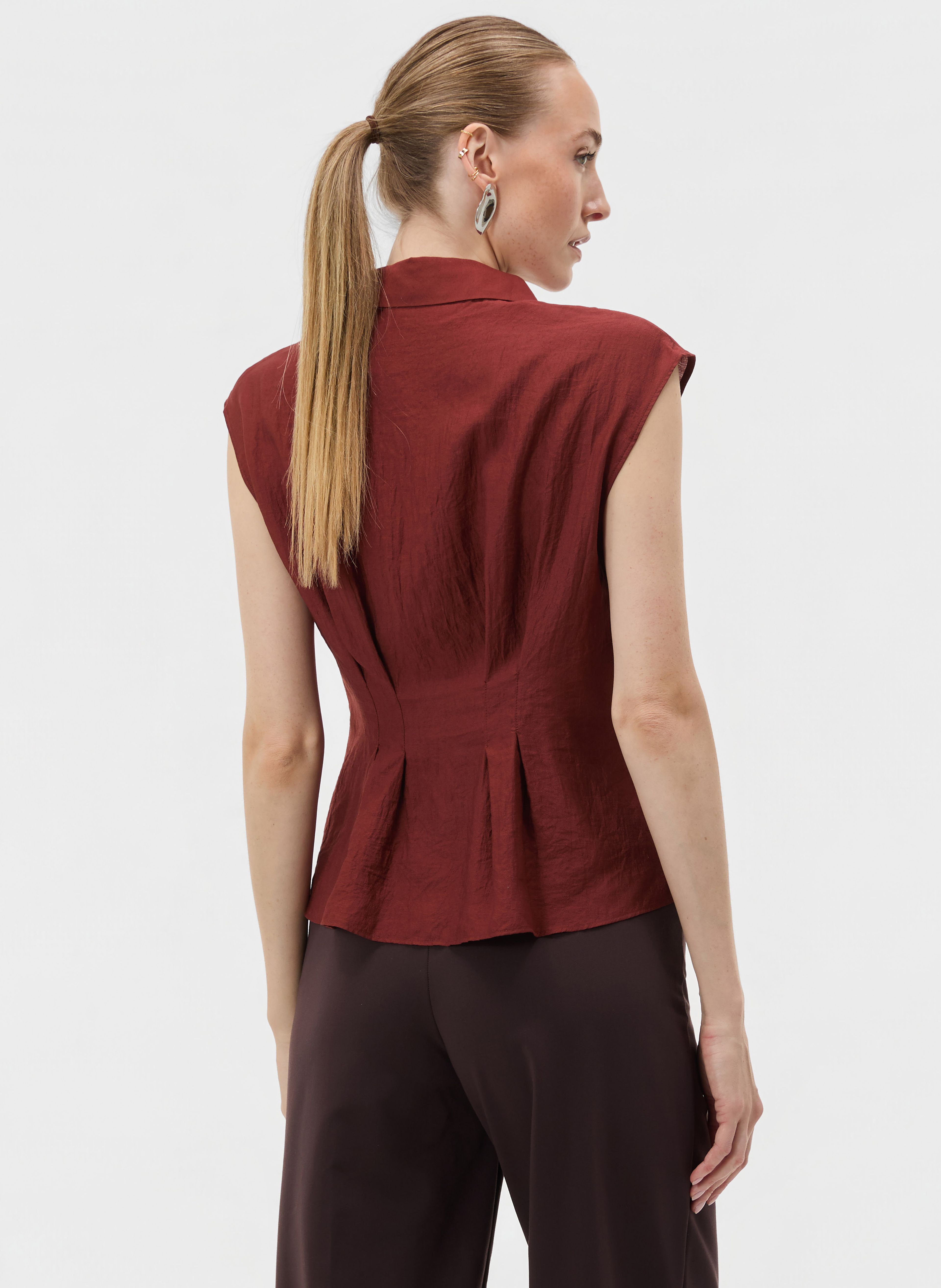 Smeđa ženska bluza s ovratnikom bez rukava ORSAY - 002