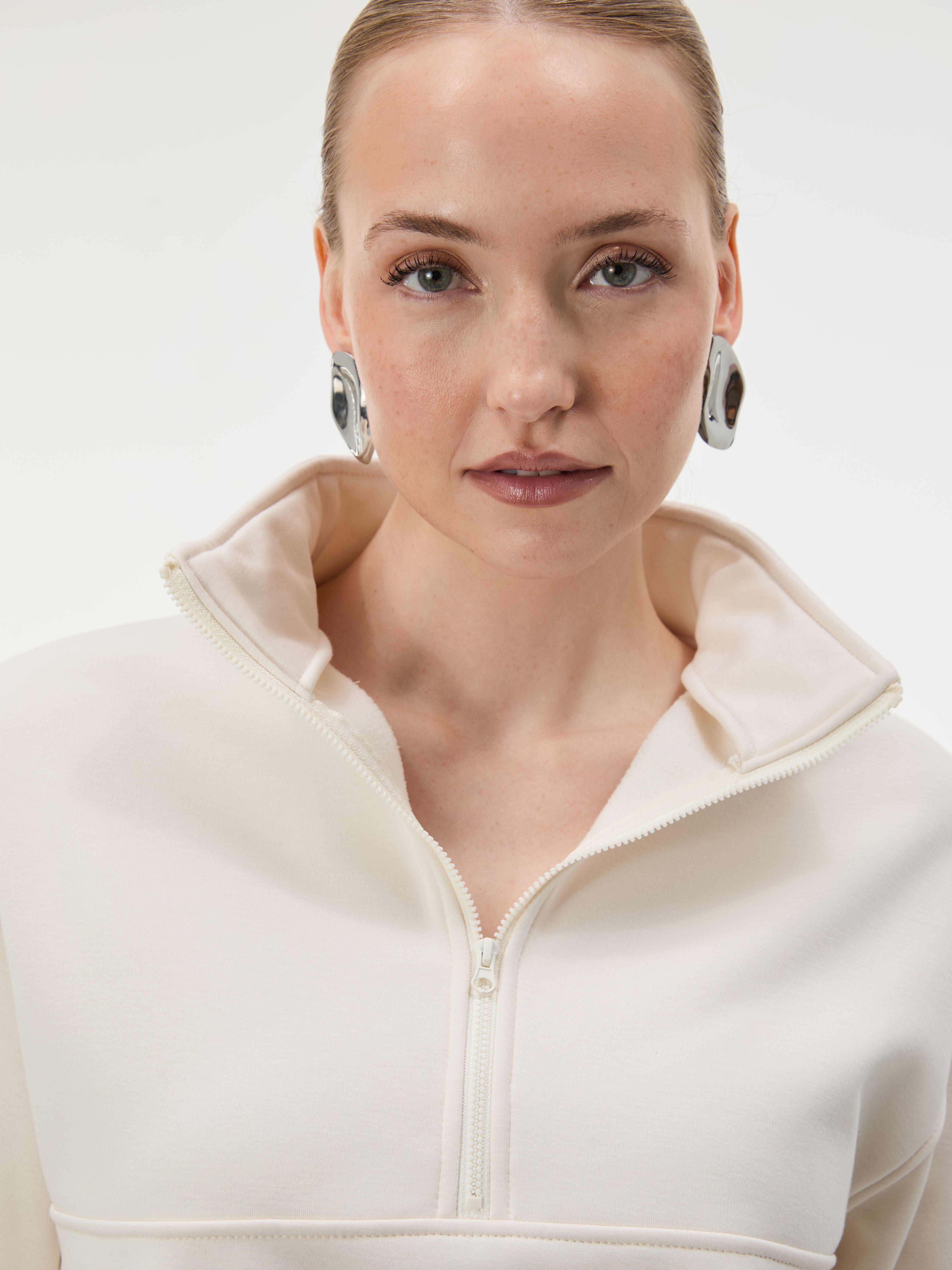 Weißes Damen-Sweatshirt mit Stehkragen und langen Ärmeln ORSAY - 002