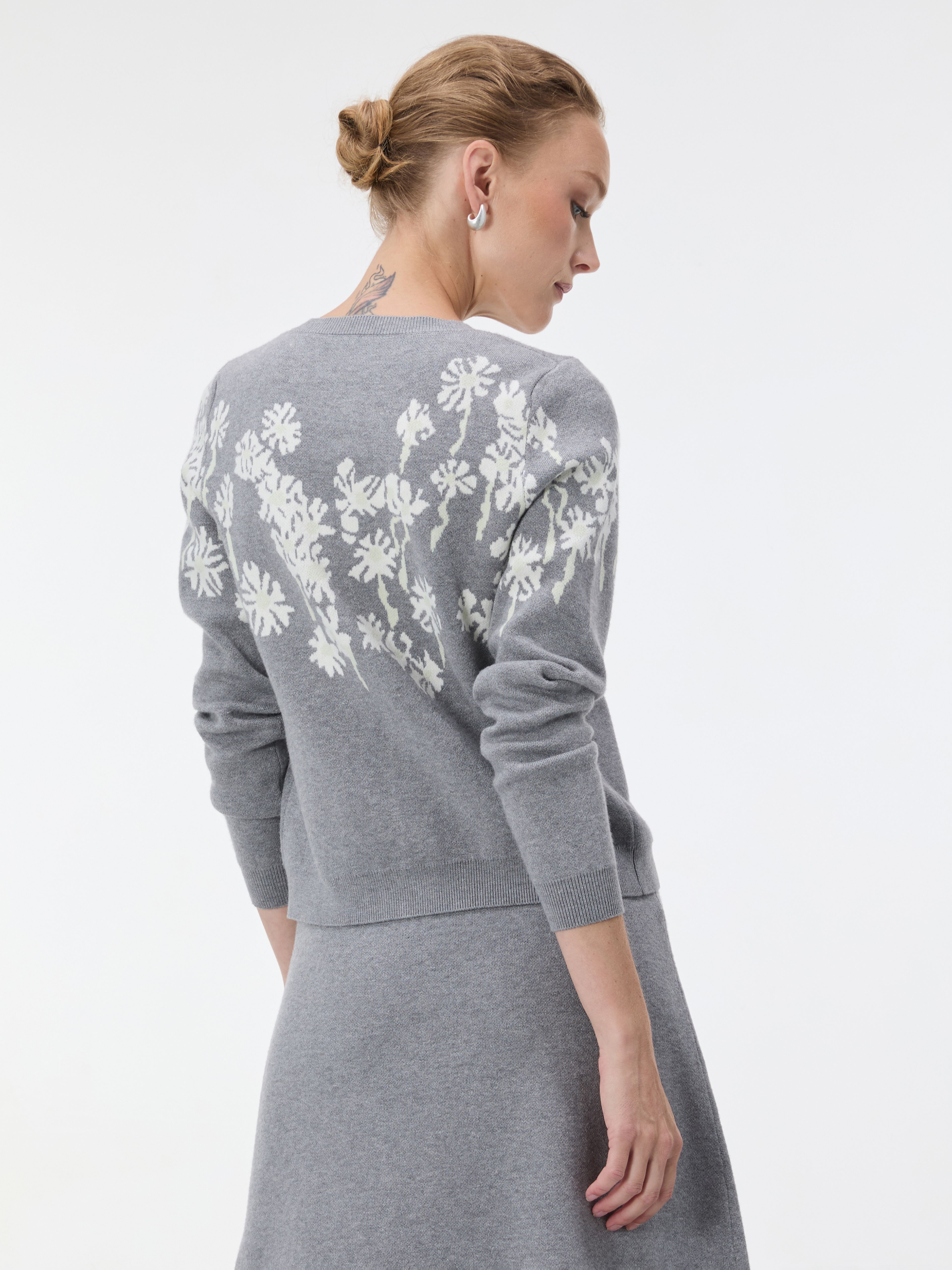 Grauer Damen-Cardigan mit Blumenmuster und langen Ärmeln ORSAY - 003