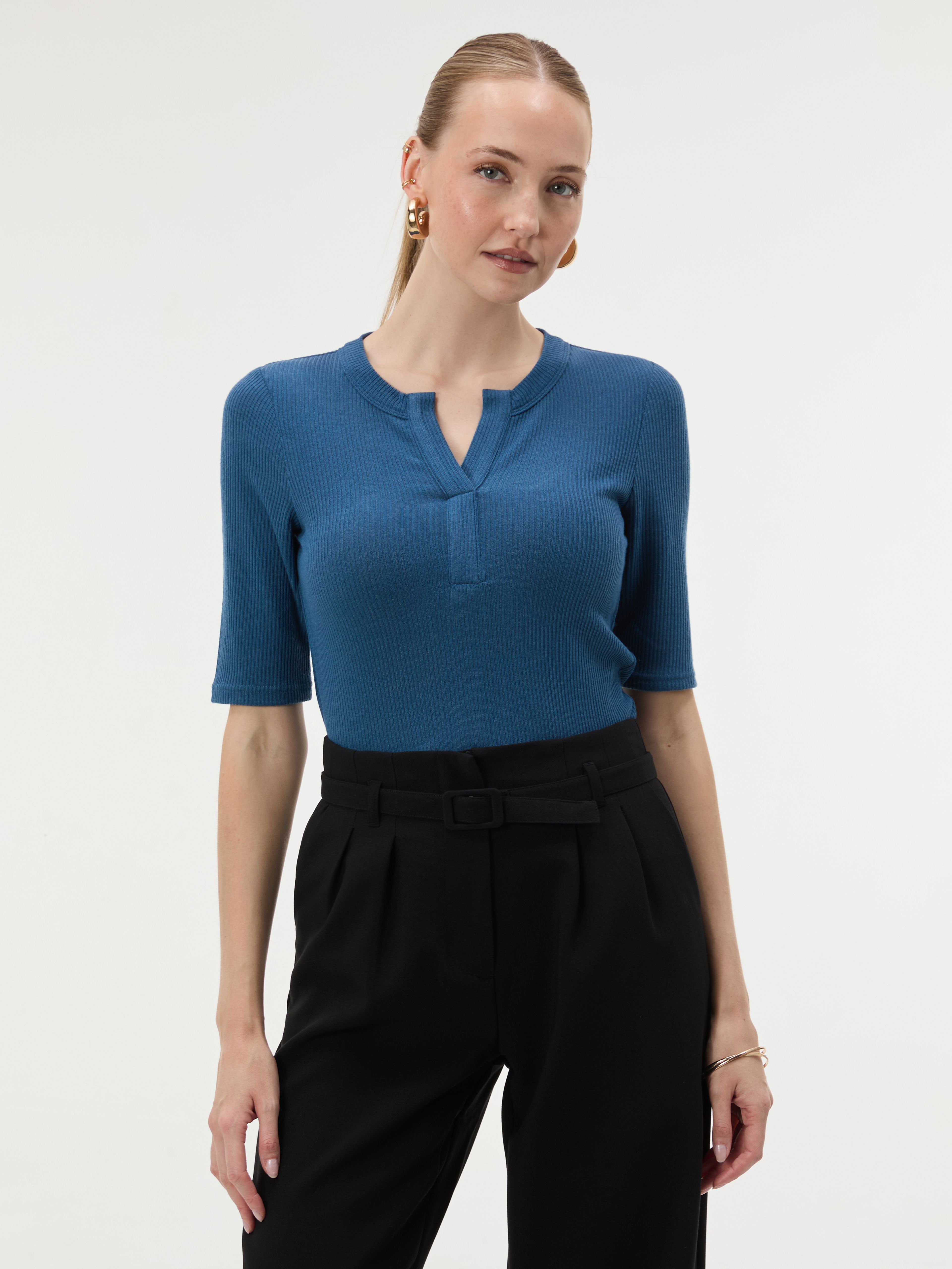 Dunkelblaues Damen-T-Shirt mit Kragen und kurzen Ärmeln ORSAY - 001