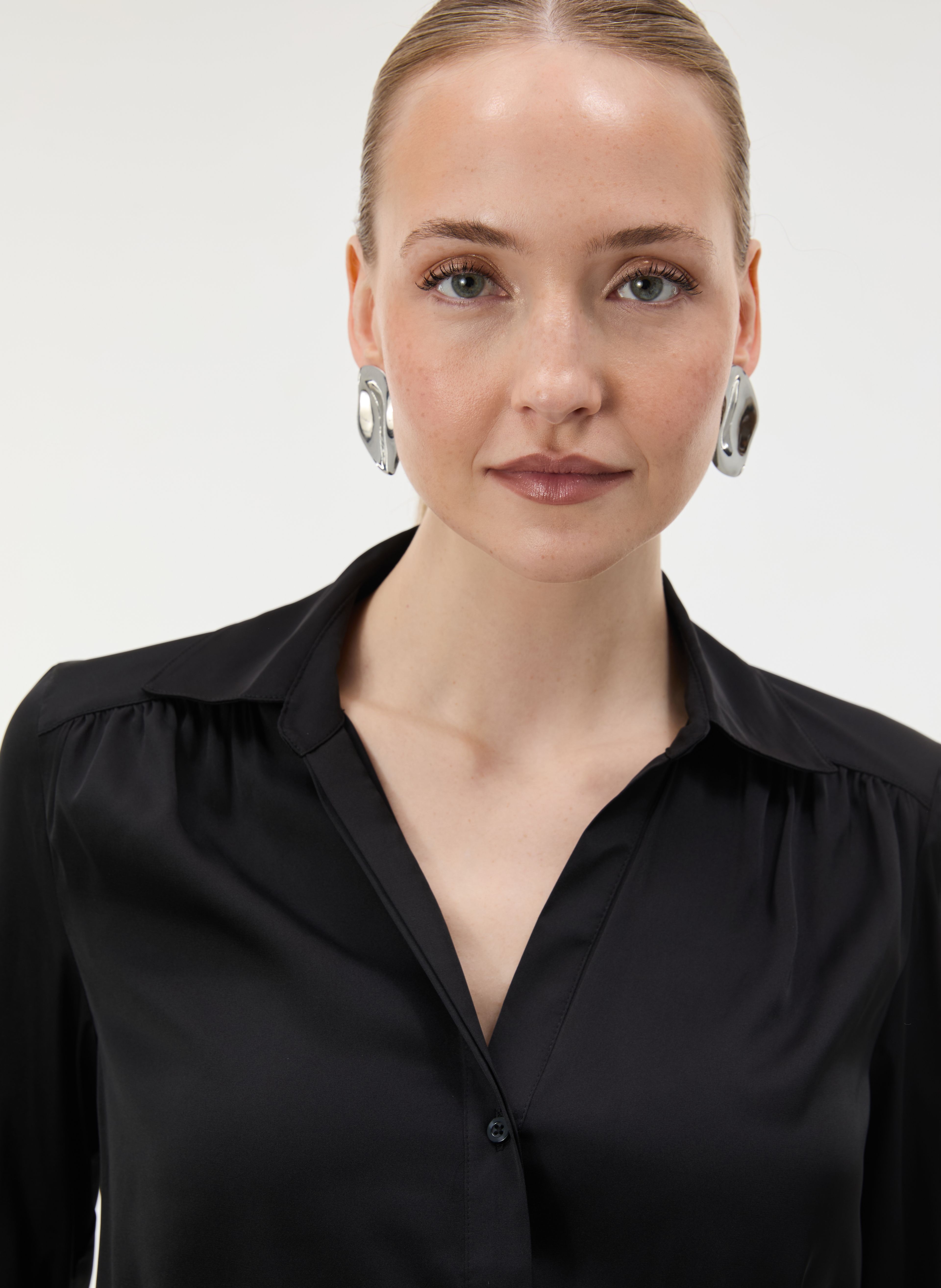 Schwarze Damenbluse mit Kragen und langen Ärmeln ORSAY - 003