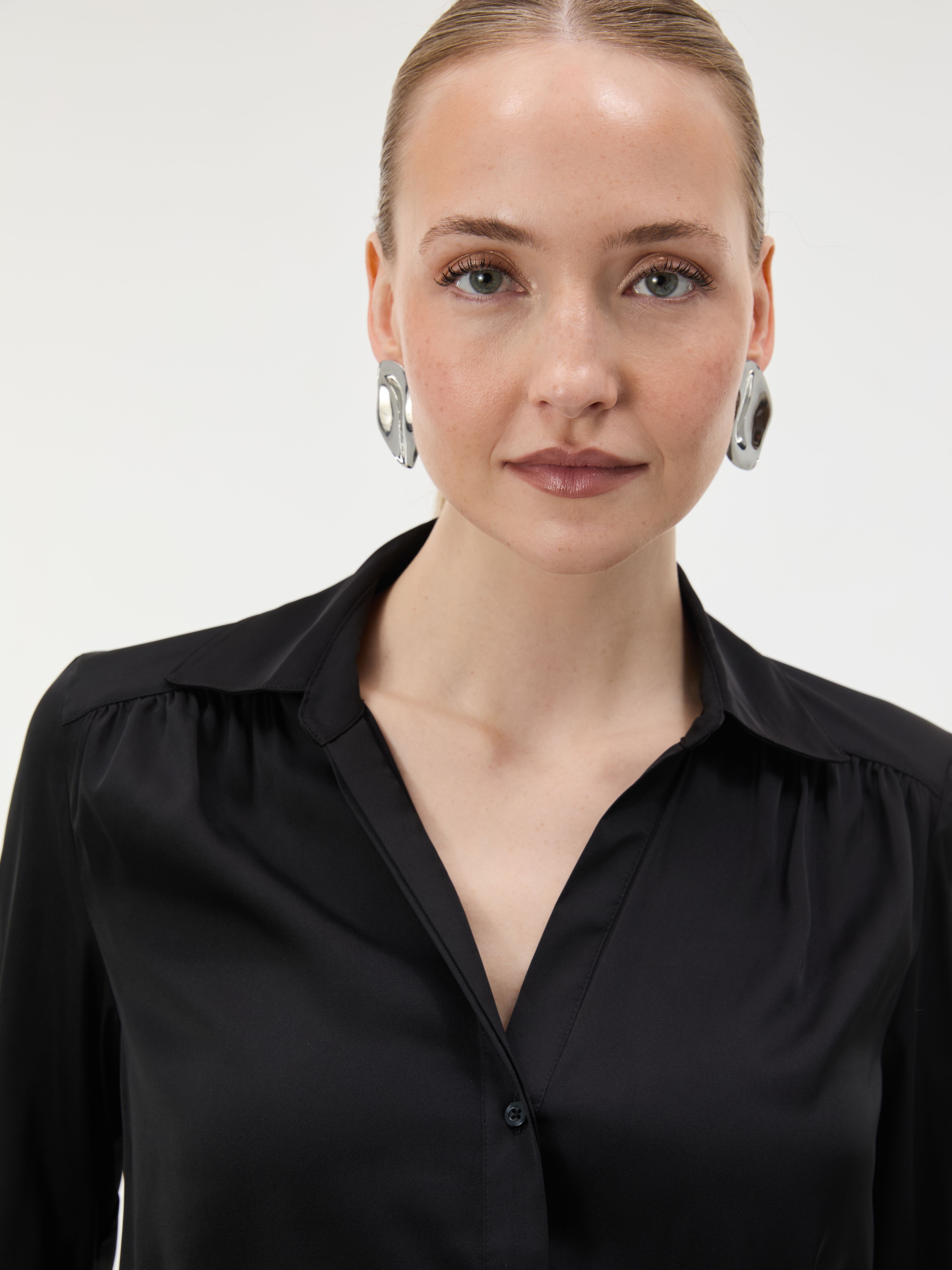 Schwarze Damenbluse mit Kragen und langen Ärmeln ORSAY - 003