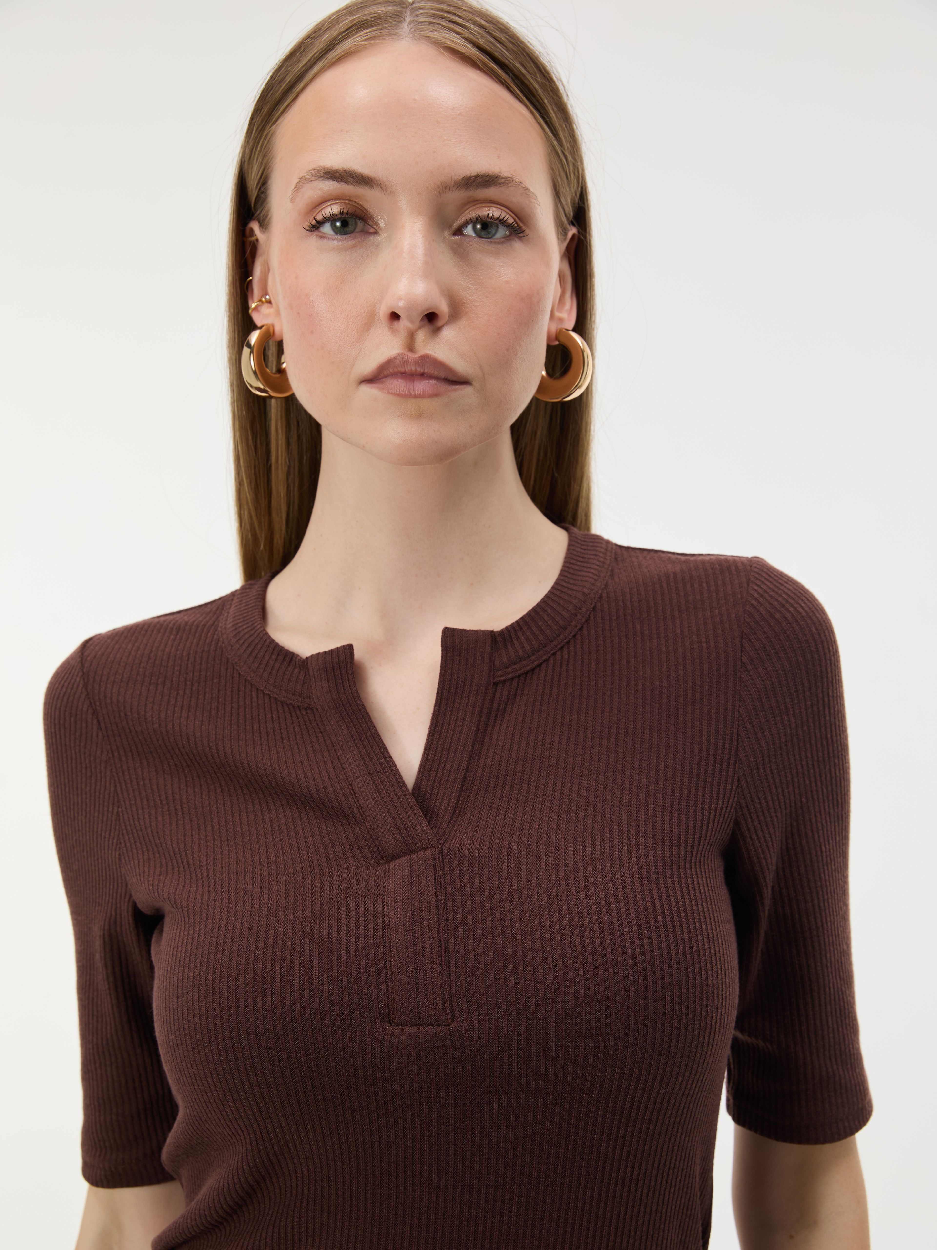Braunes Damen-T-Shirt mit Kragen und kurzen Ärmeln ORSAY - 004