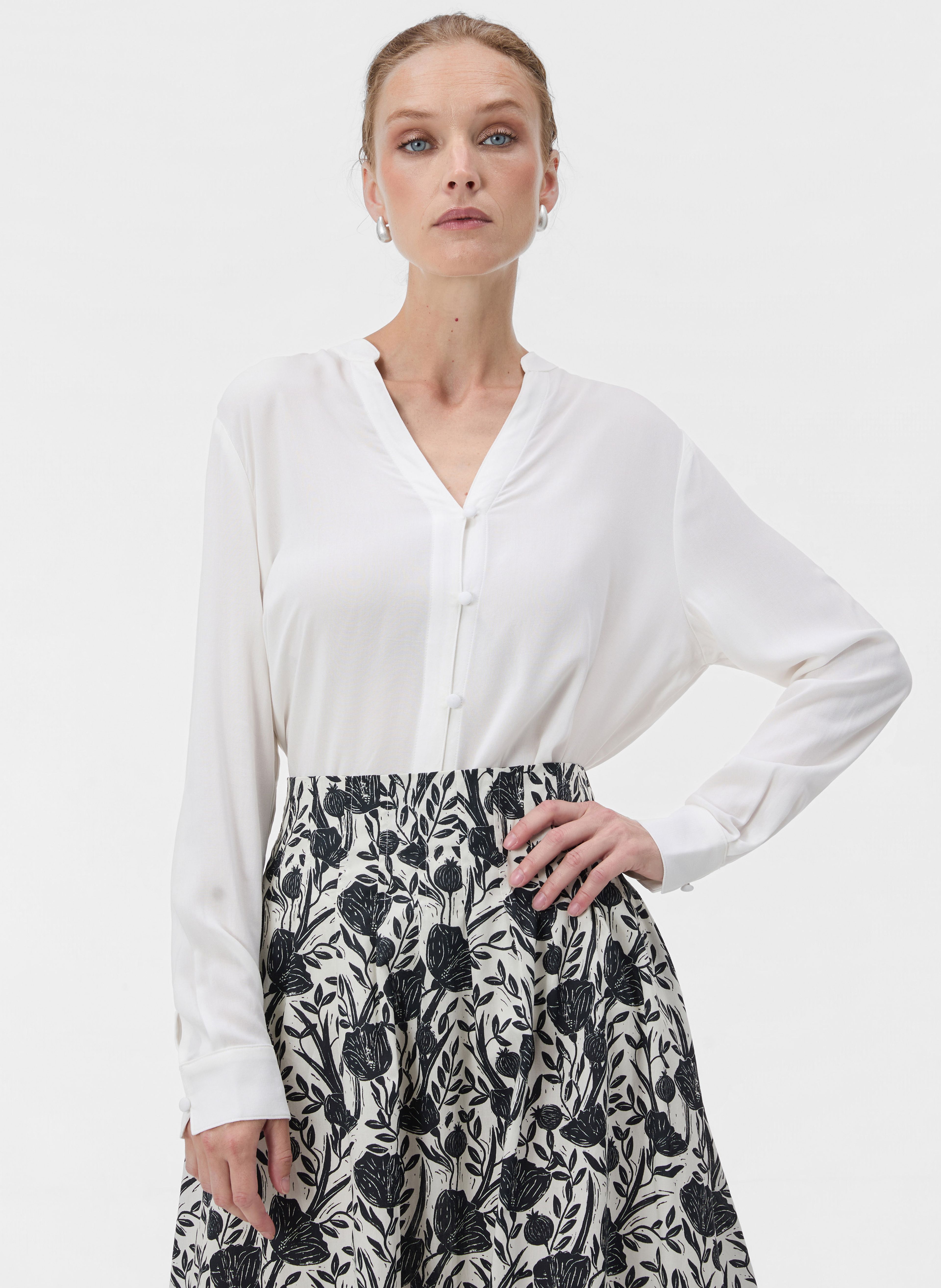 Weiße Damenbluse mit Kragen und langen Ärmeln ORSAY - 002