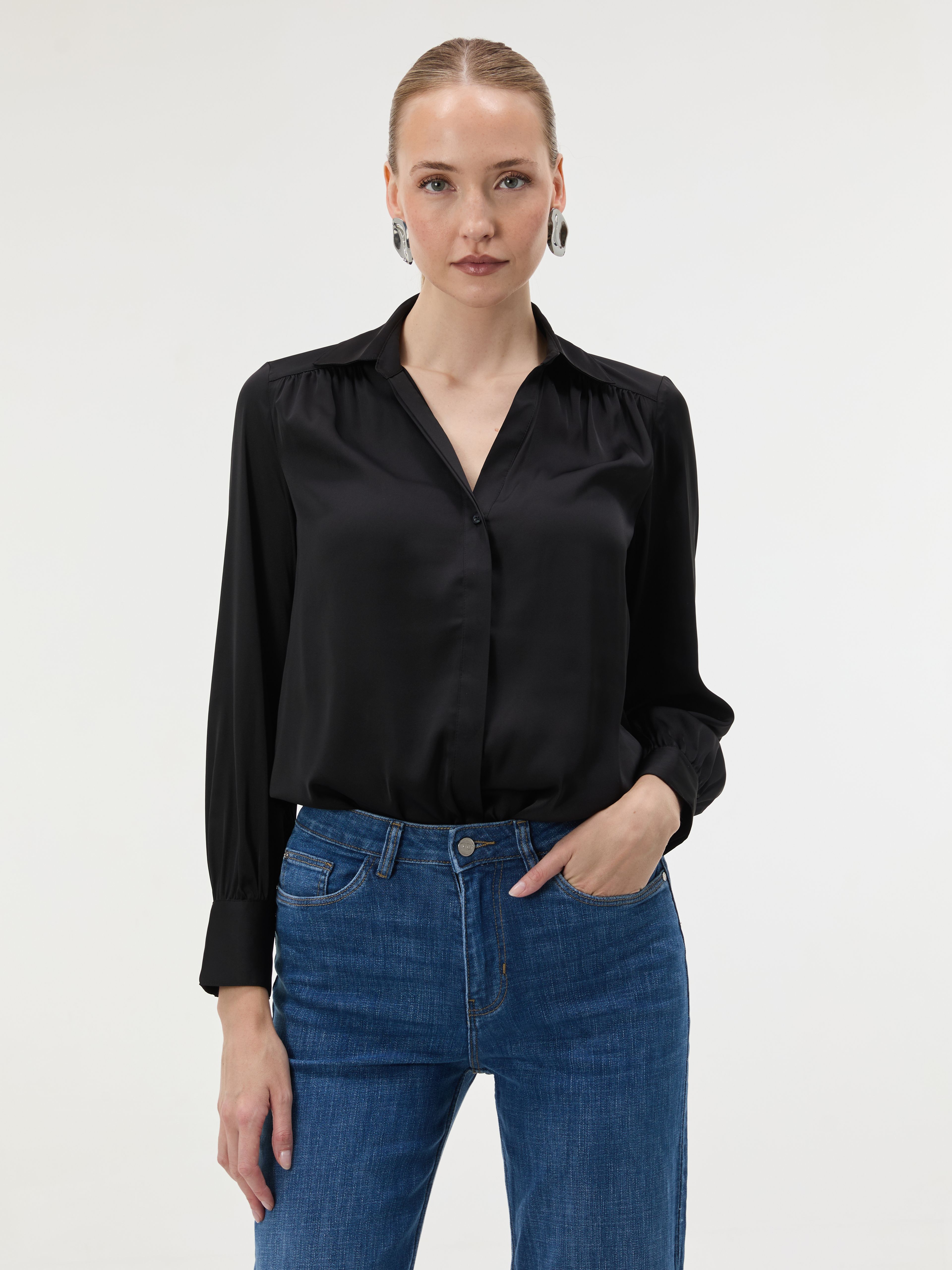 Schwarze Damenbluse mit Kragen und langen Ärmeln ORSAY - 001