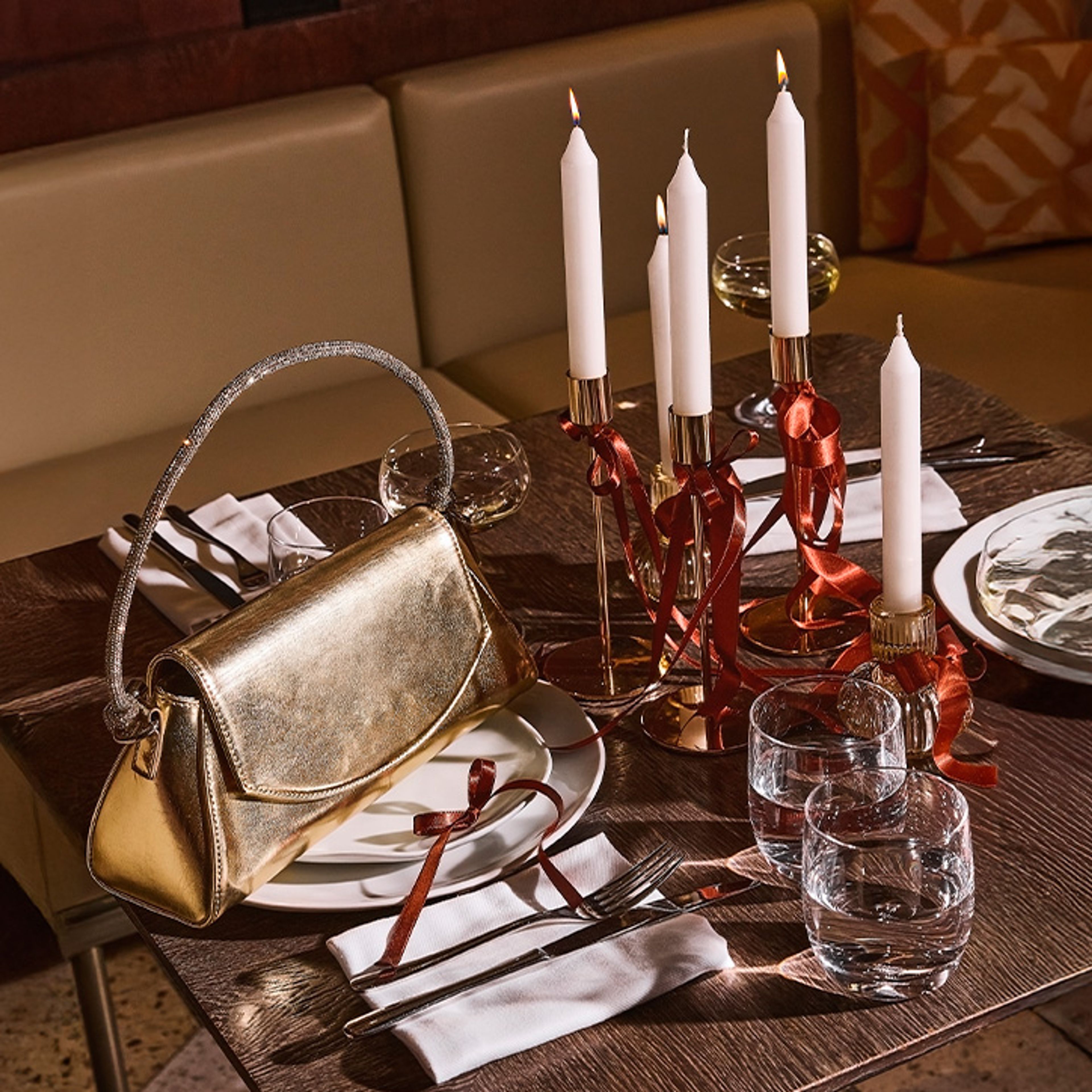 Eine Kombination aus Eleganz, Weiblichkeit und Selbstbewusstsein			