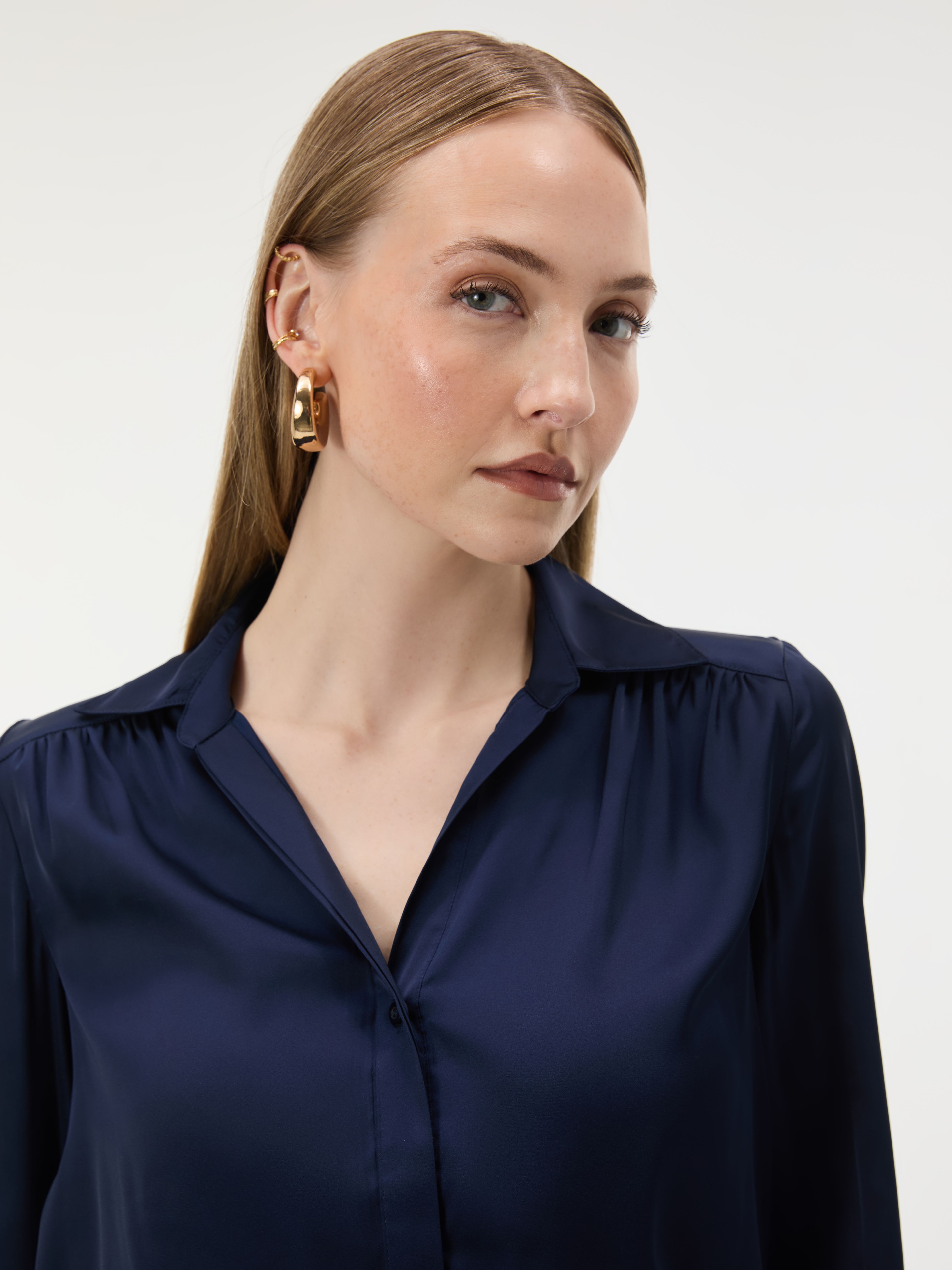 Dunkelblaue Damenbluse mit Kragen und langen Ärmeln ORSAY - 003