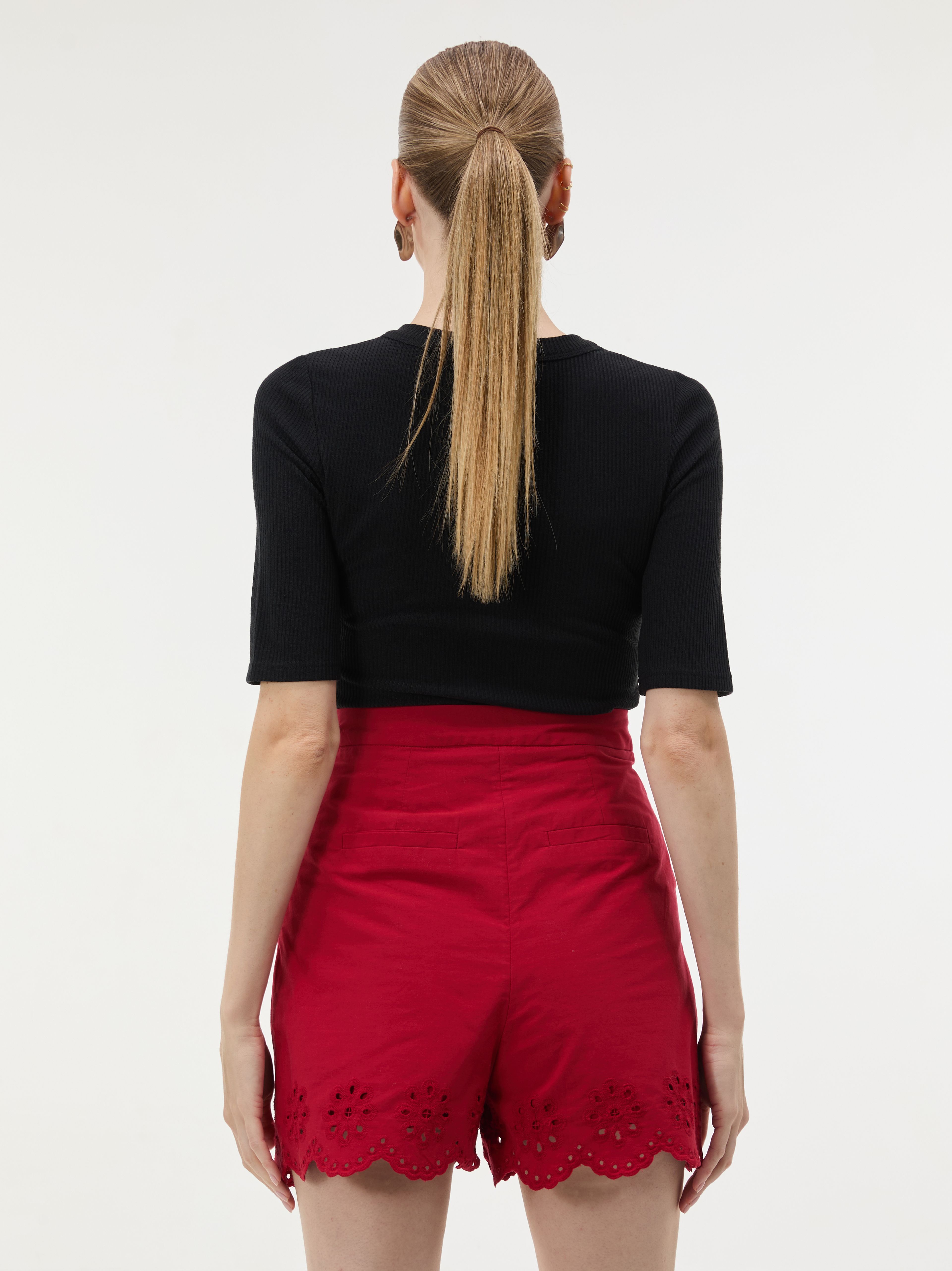Schwarzes Damen-T-Shirt mit Kragen und kurzen Ärmeln ORSAY - 002