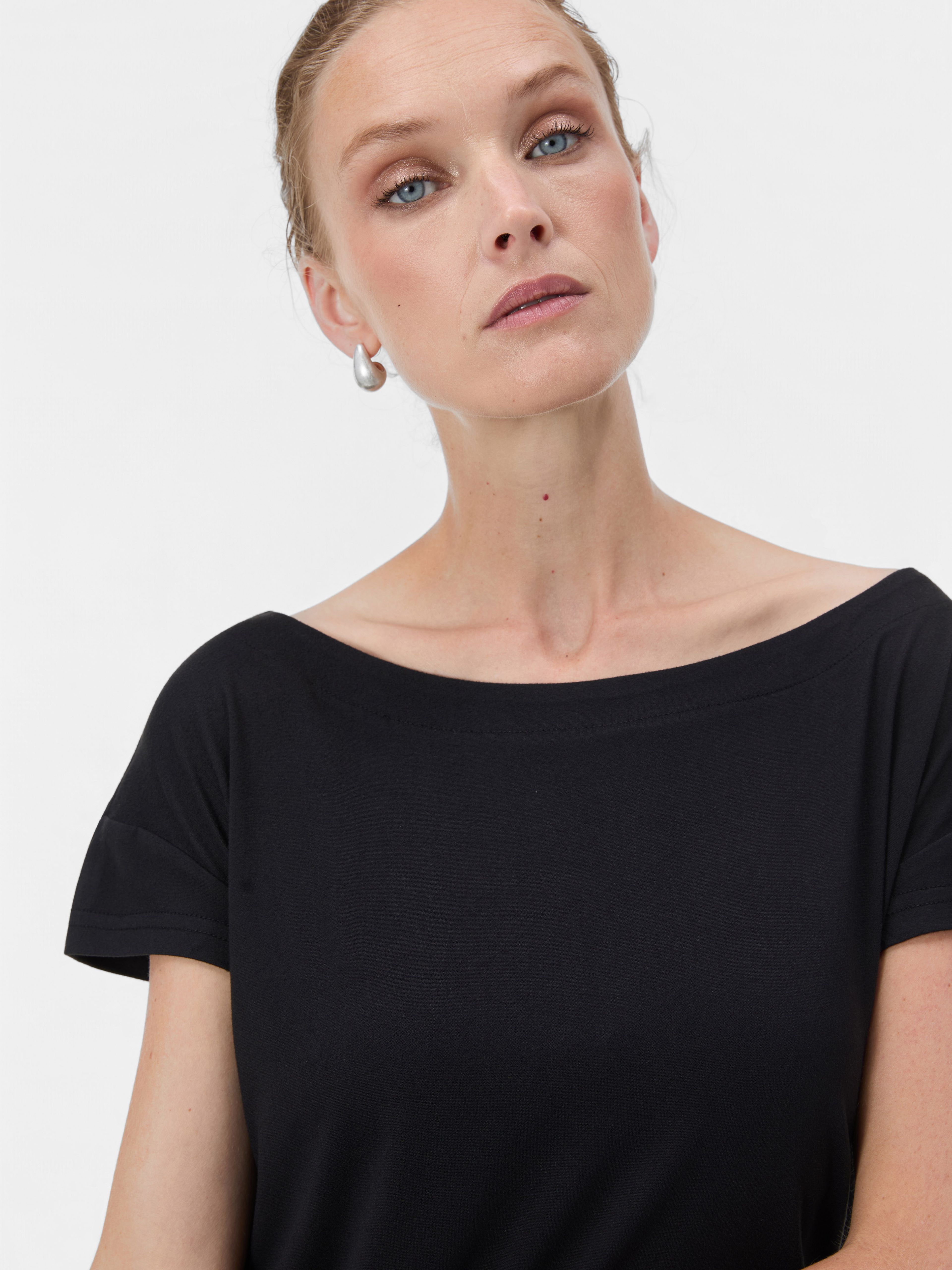 Czarny damski T-shirt z krótkim rękawem ORSAY - 004