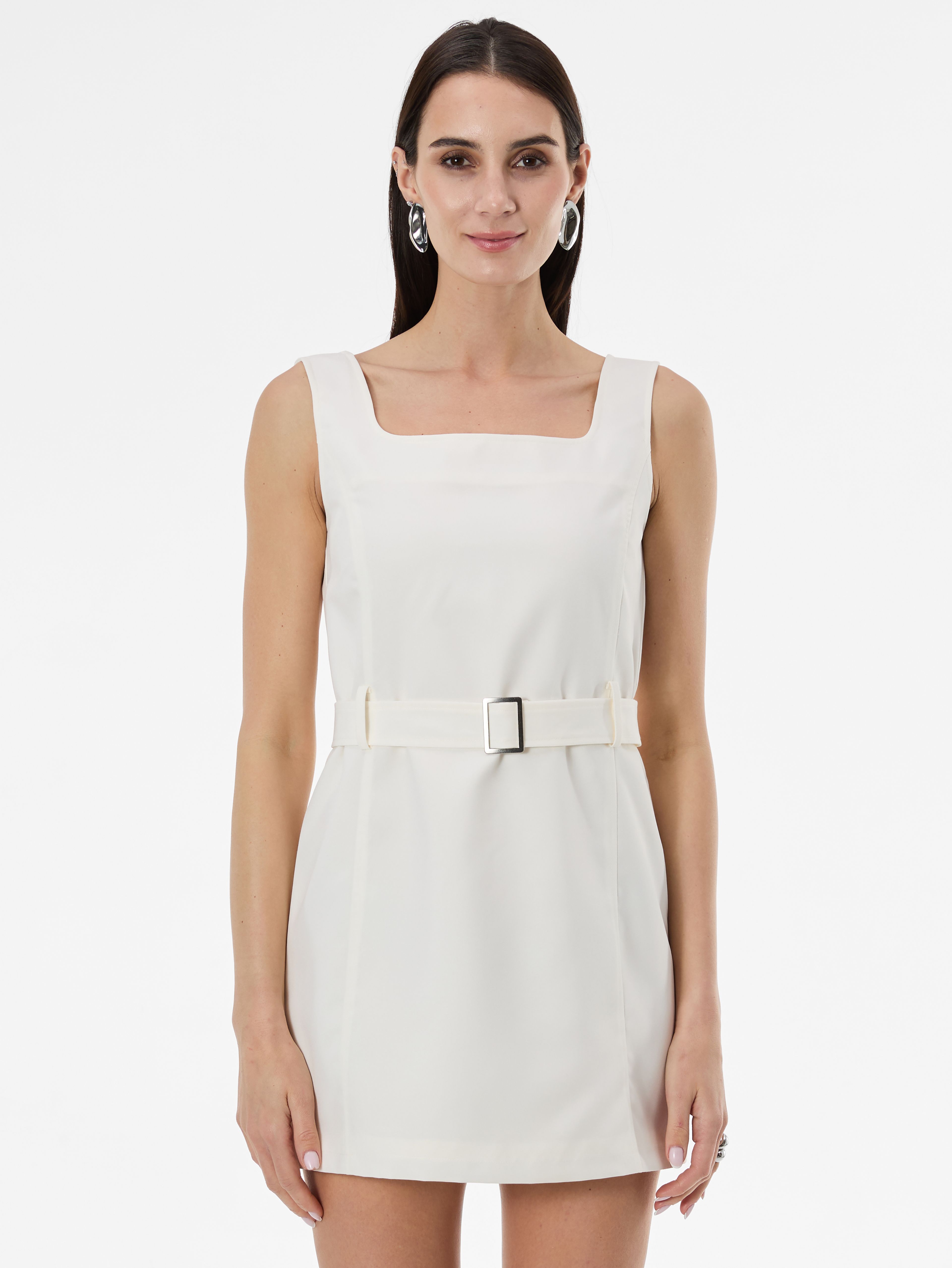 Kremowa damska sukienka z paskiem ORSAY