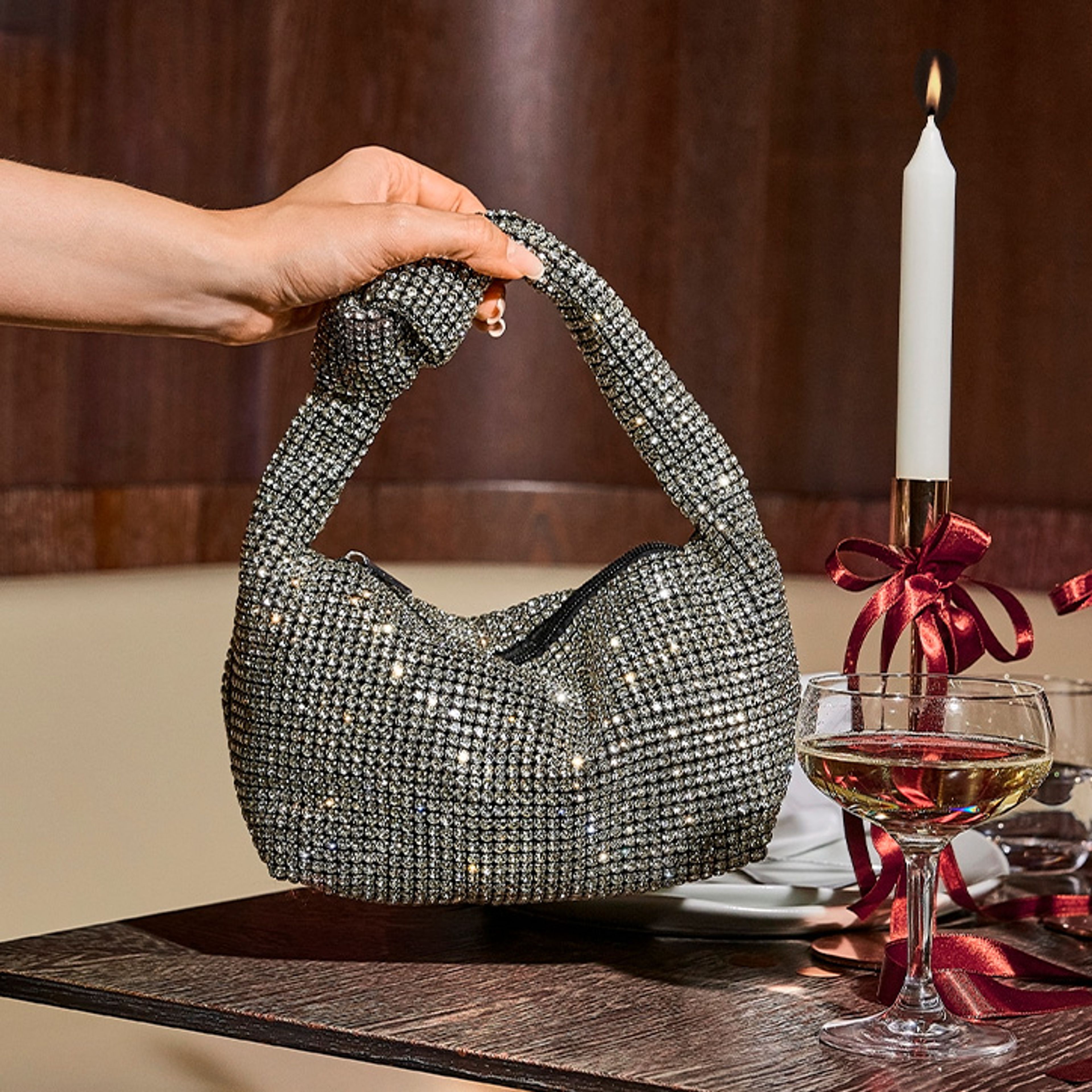 Eine Kombination aus Eleganz, Weiblichkeit und Selbstbewusstsein			