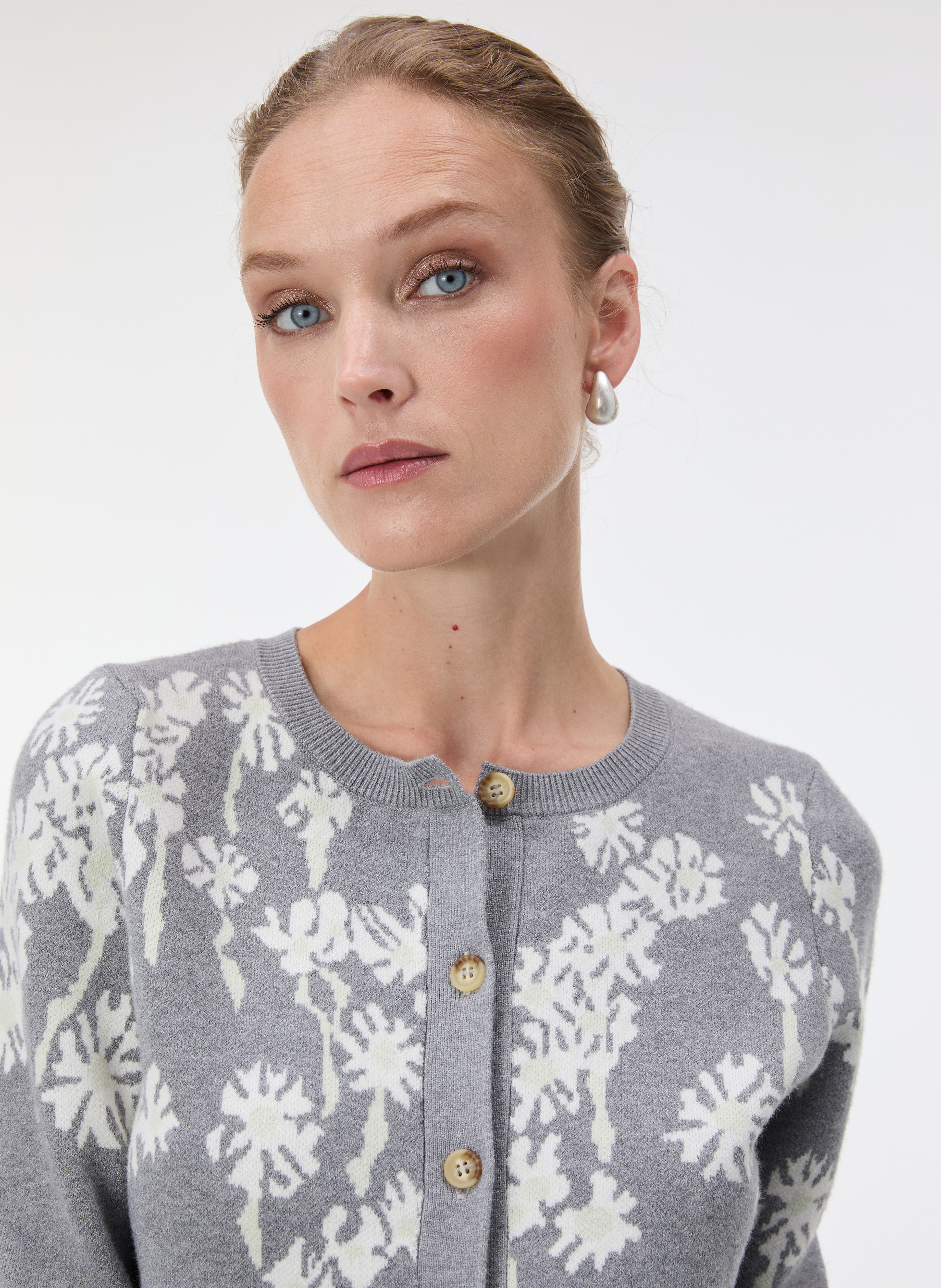 Grauer Damen-Cardigan mit Blumenmuster und langen Ärmeln ORSAY - 005