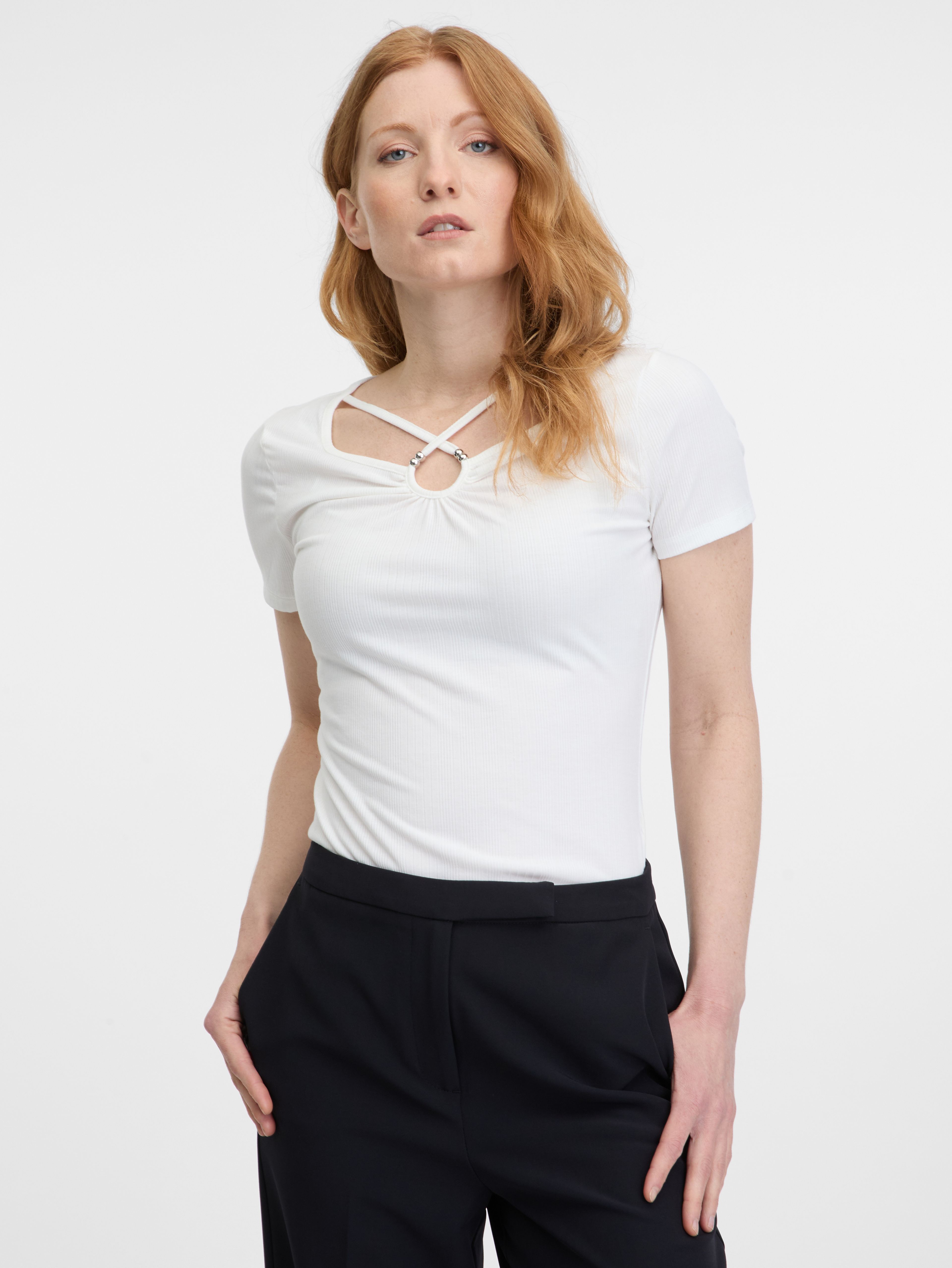 Weißes Damen-T-Shirt mit dekorativem Detail ORSAY