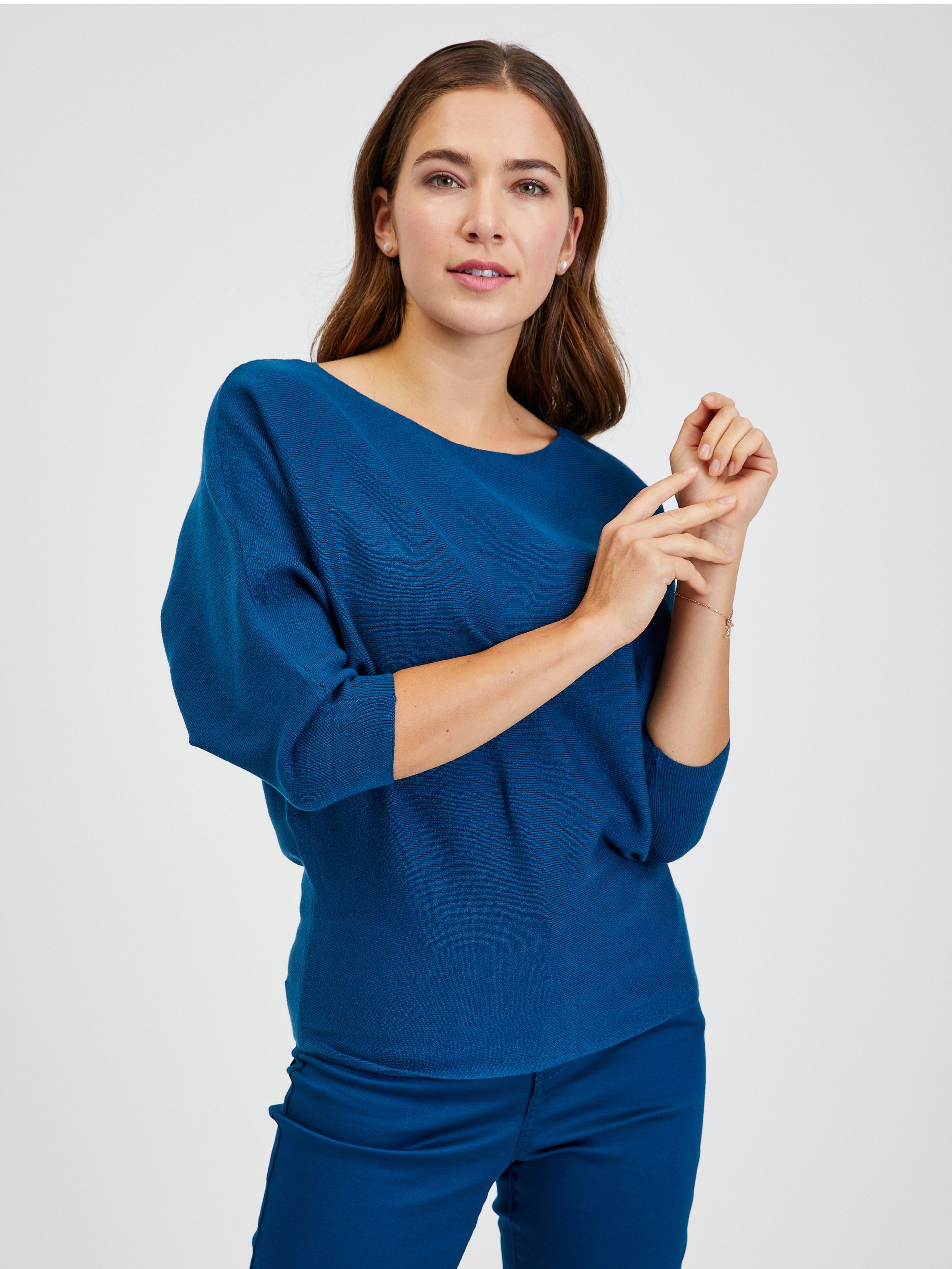 Niebieski sweter damski w prążki z rękawami typu nietoperz ORSAY