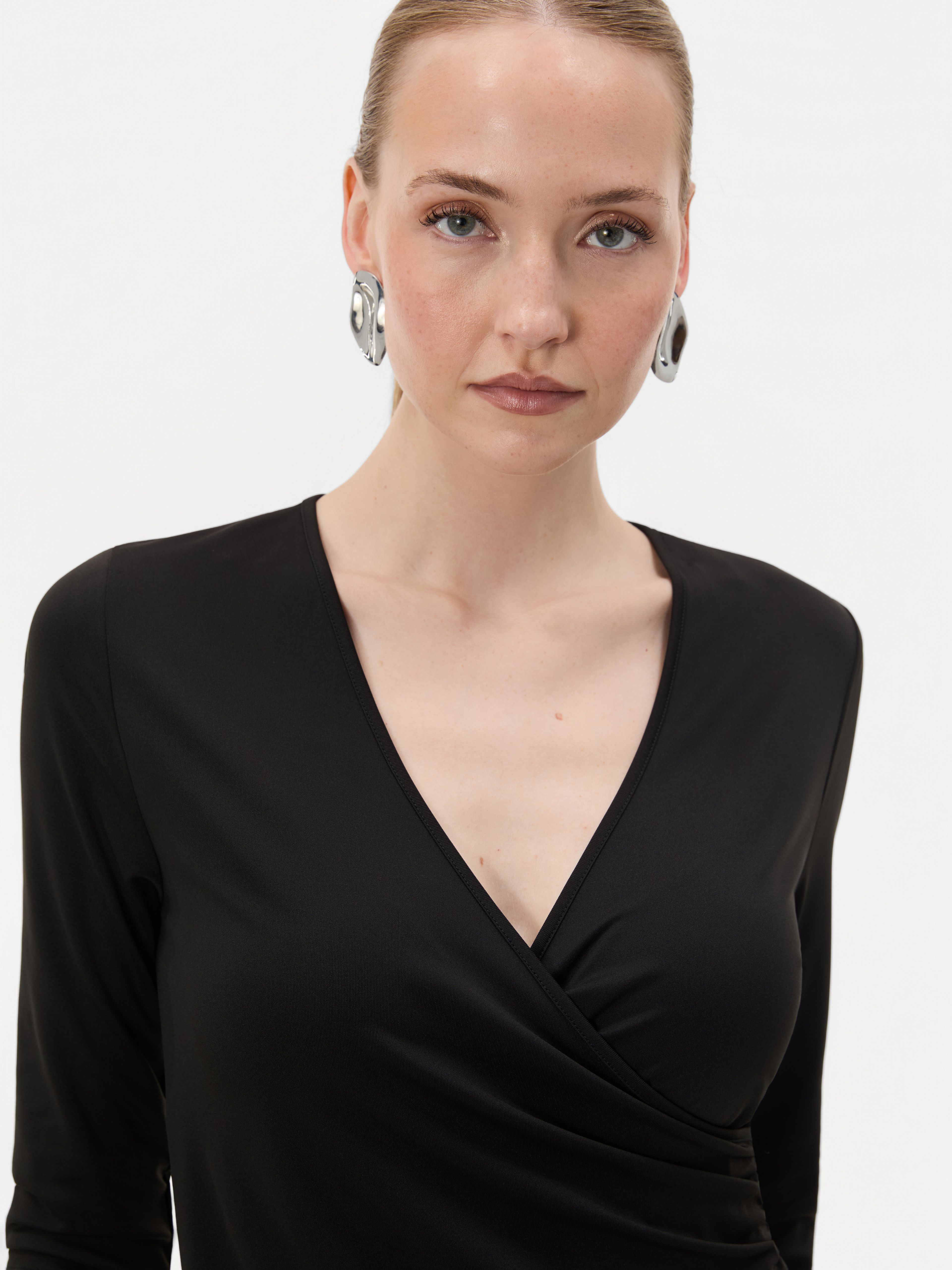 Schwarzes kurzes Damen-Wickelkleid mit V-Ausschnitt und 3/4-Ärmeln ORSAY - 004