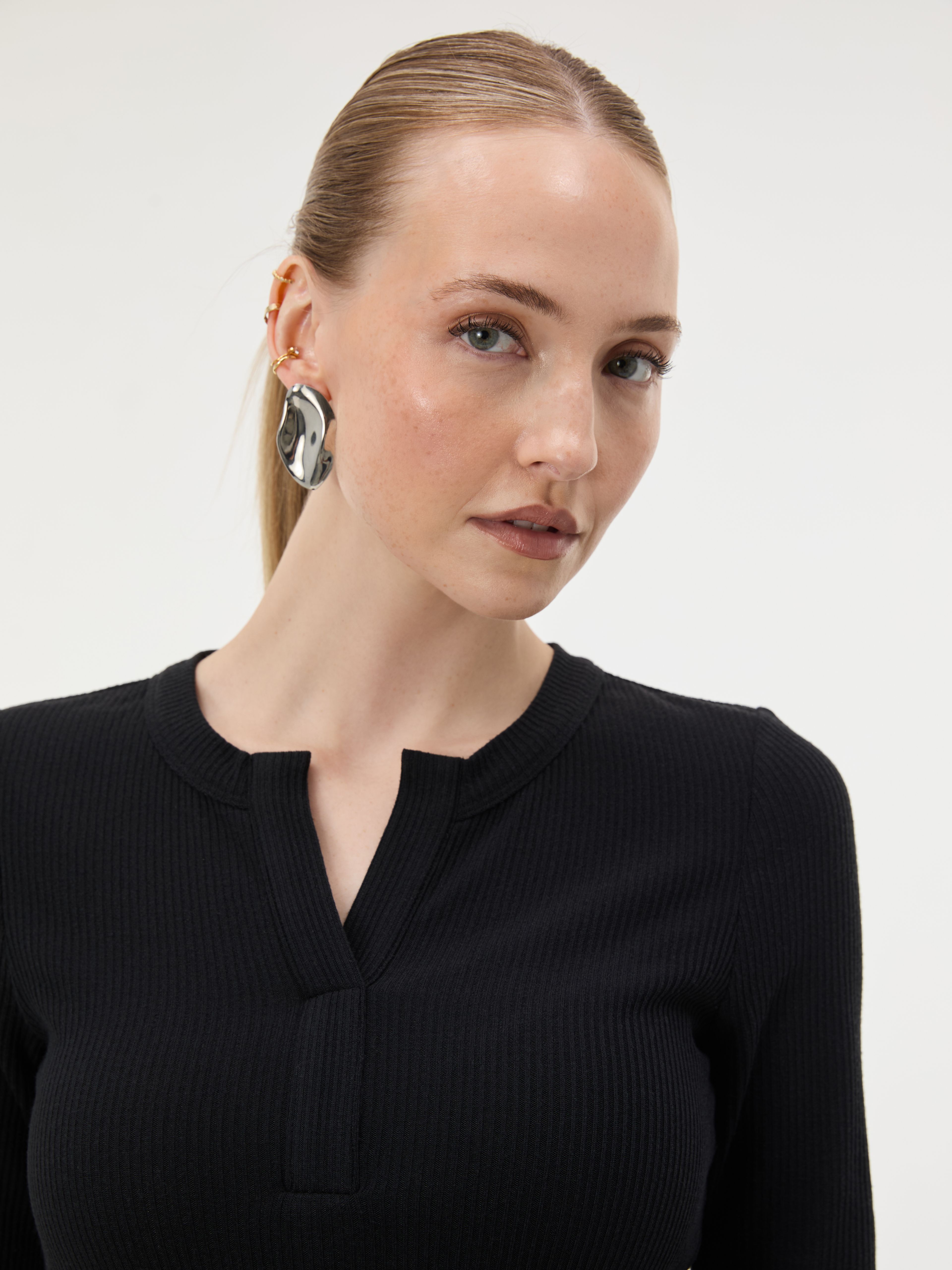 Schwarzes Damen-T-Shirt mit Kragen und kurzen Ärmeln ORSAY - 004