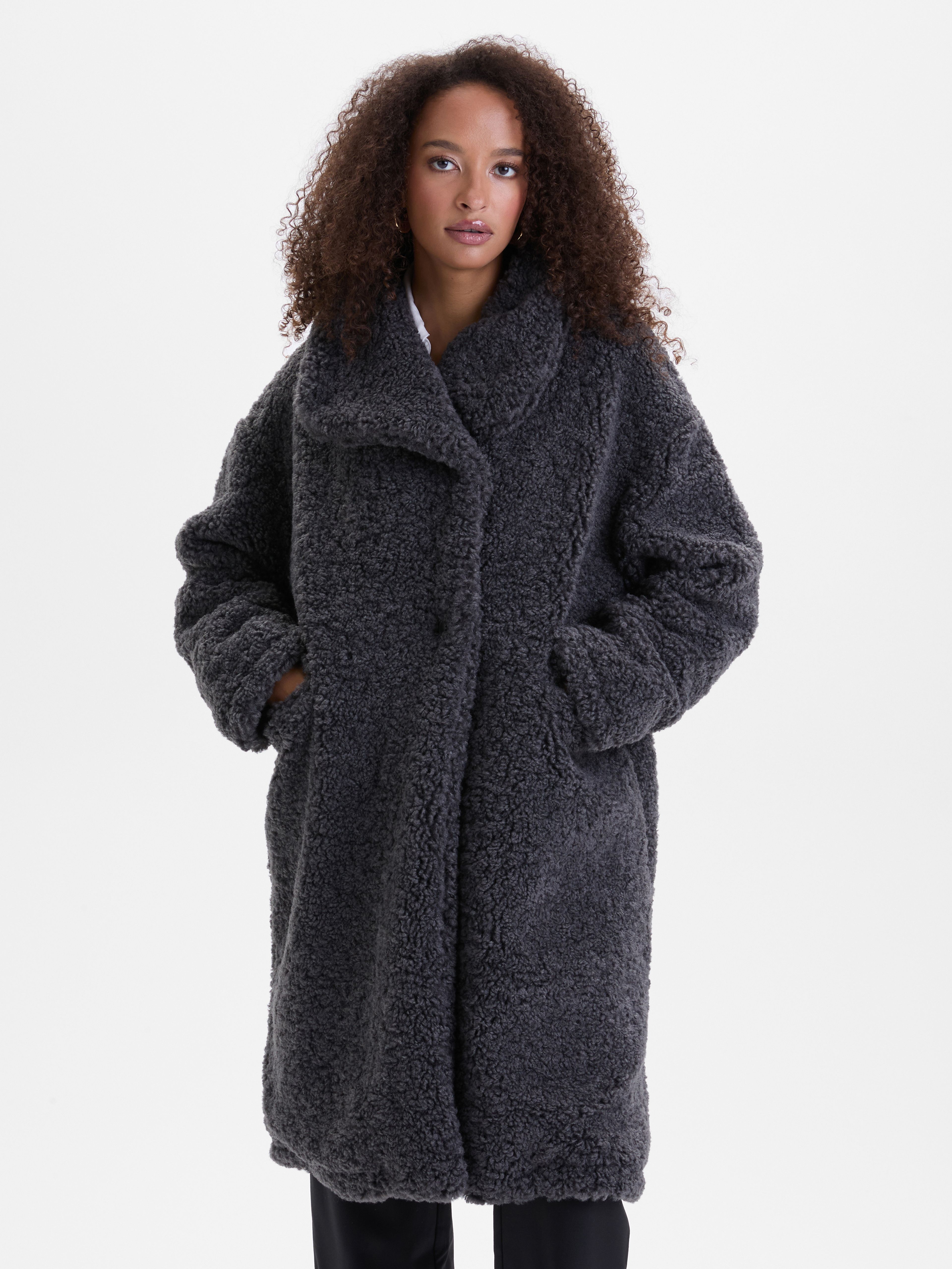 Dunkelgrauer Damenmantel aus Kunstfell ORSAY
