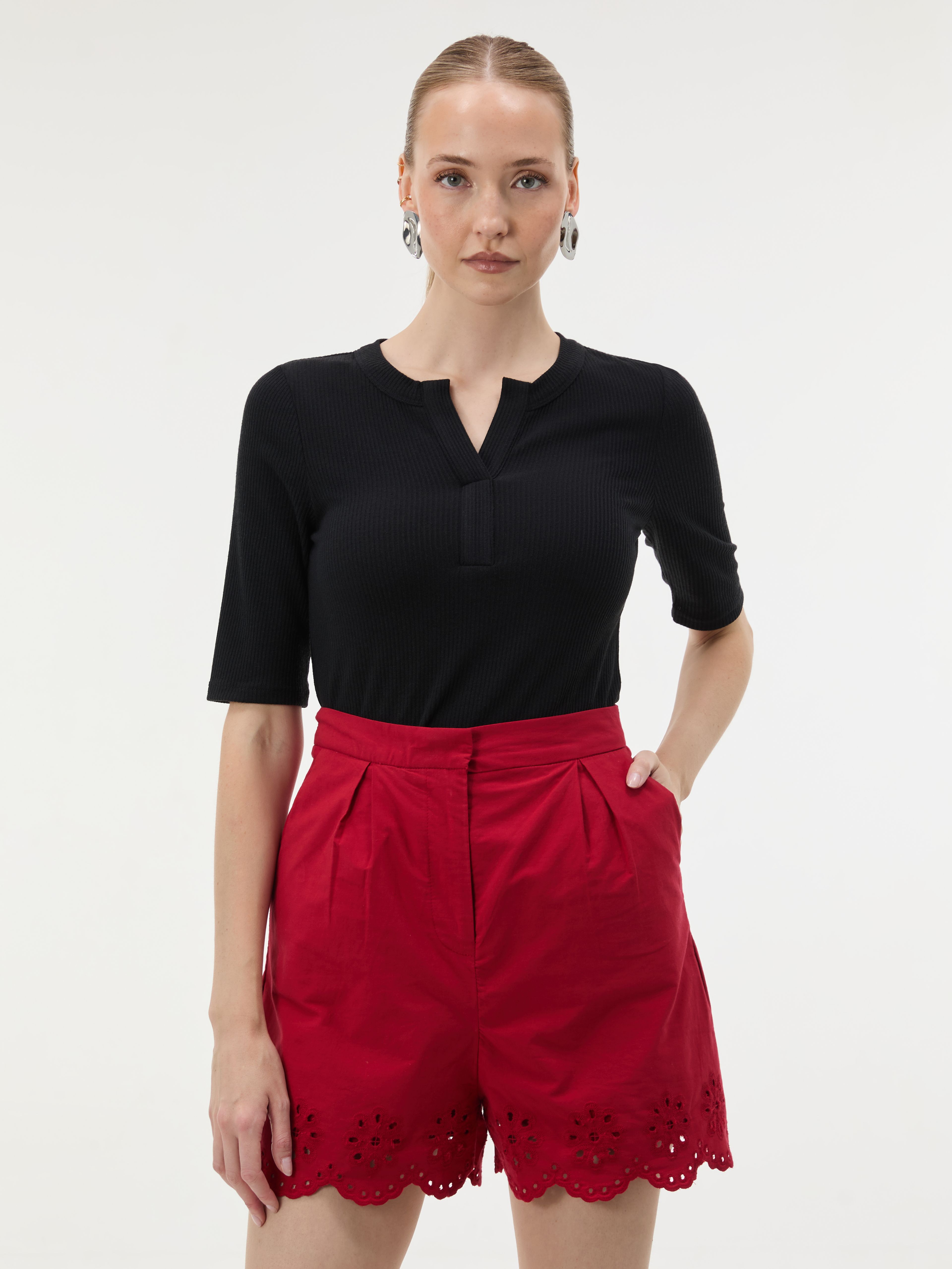 Schwarzes Damen-T-Shirt mit Kragen und kurzen Ärmeln ORSAY - 001