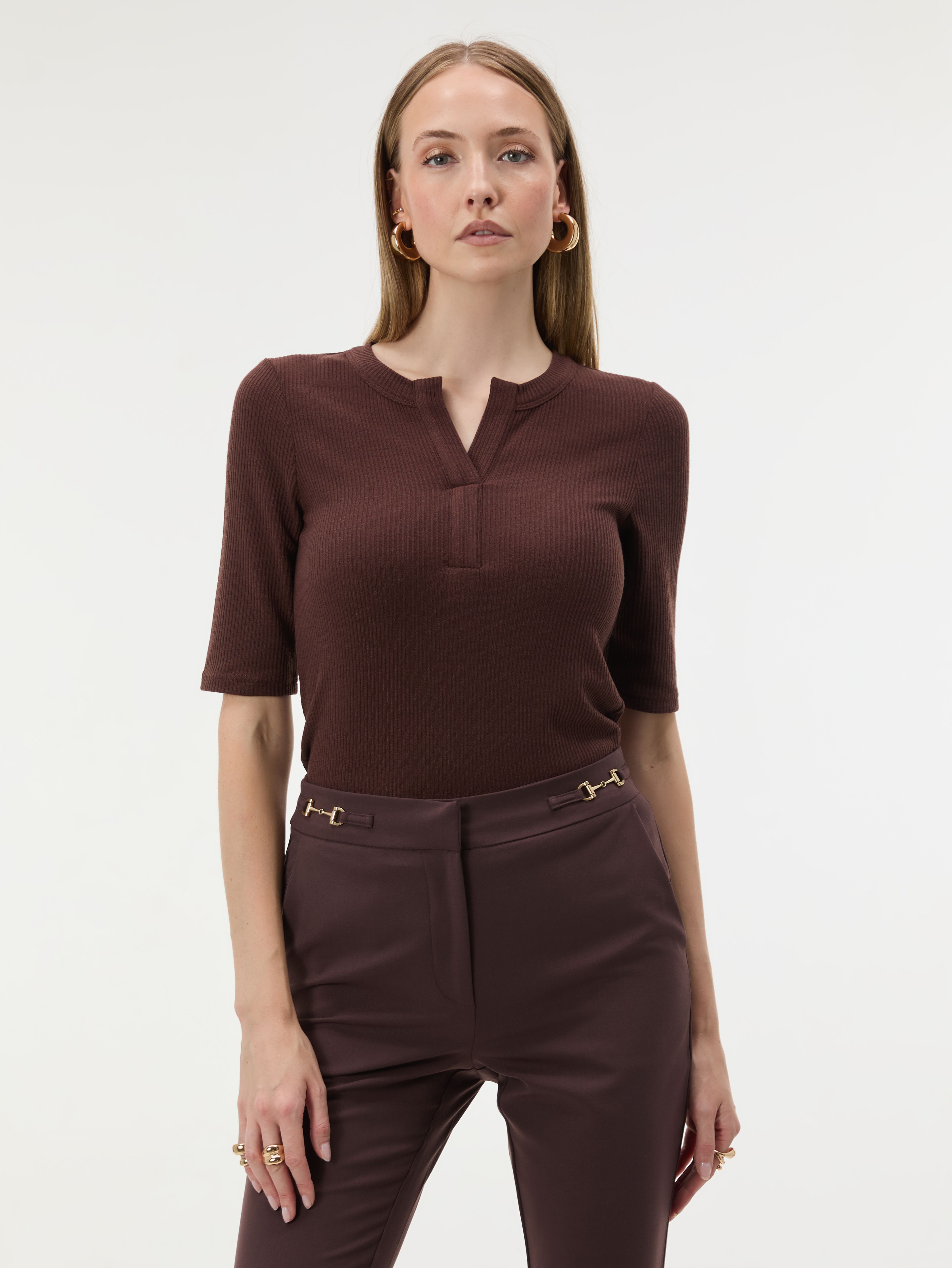 Braunes Damen-T-Shirt mit Kragen und kurzen Ärmeln ORSAY - 001