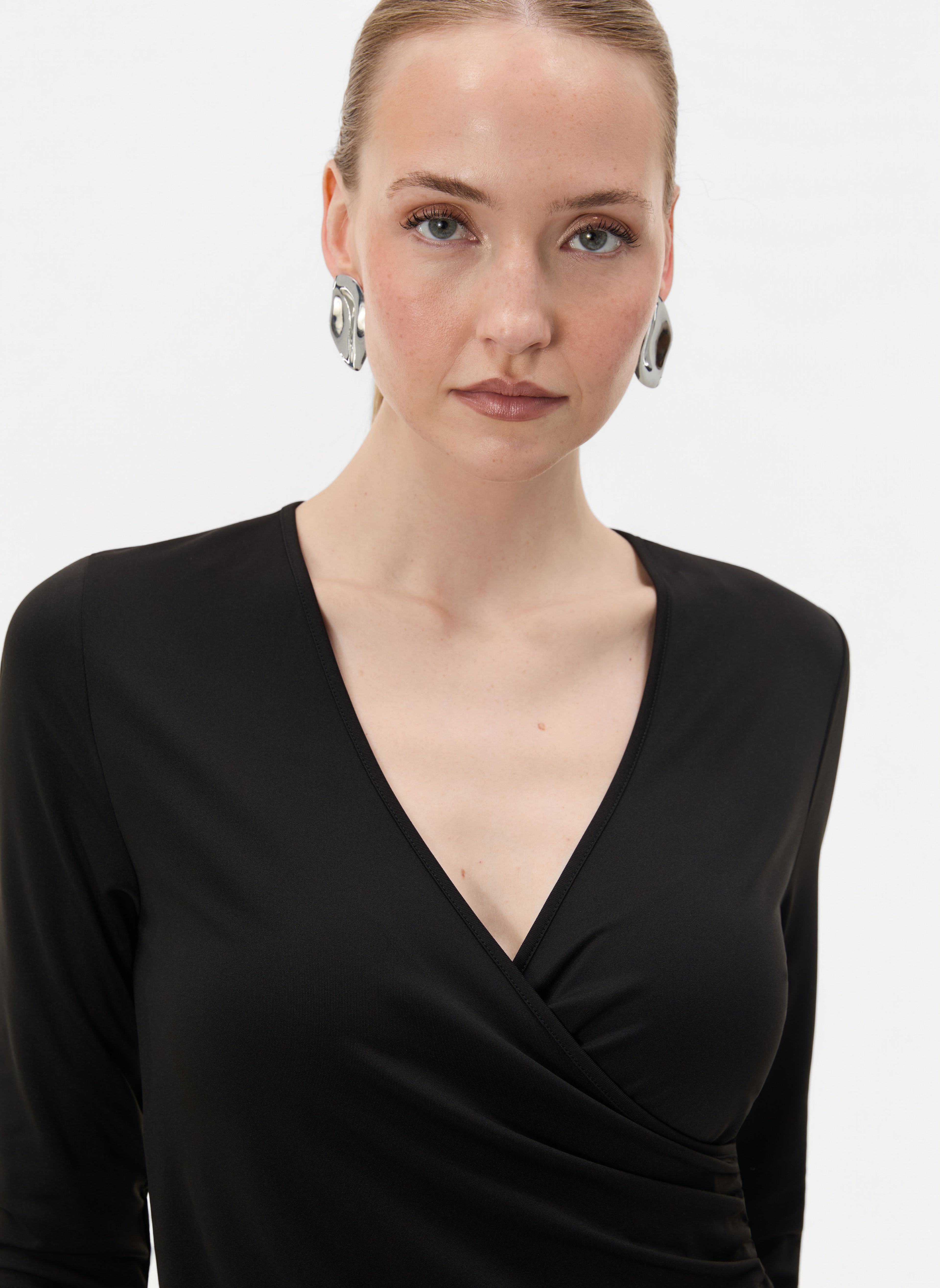 Schwarzes kurzes Damen-Wickelkleid mit V-Ausschnitt und 3/4-Ärmeln ORSAY - 004