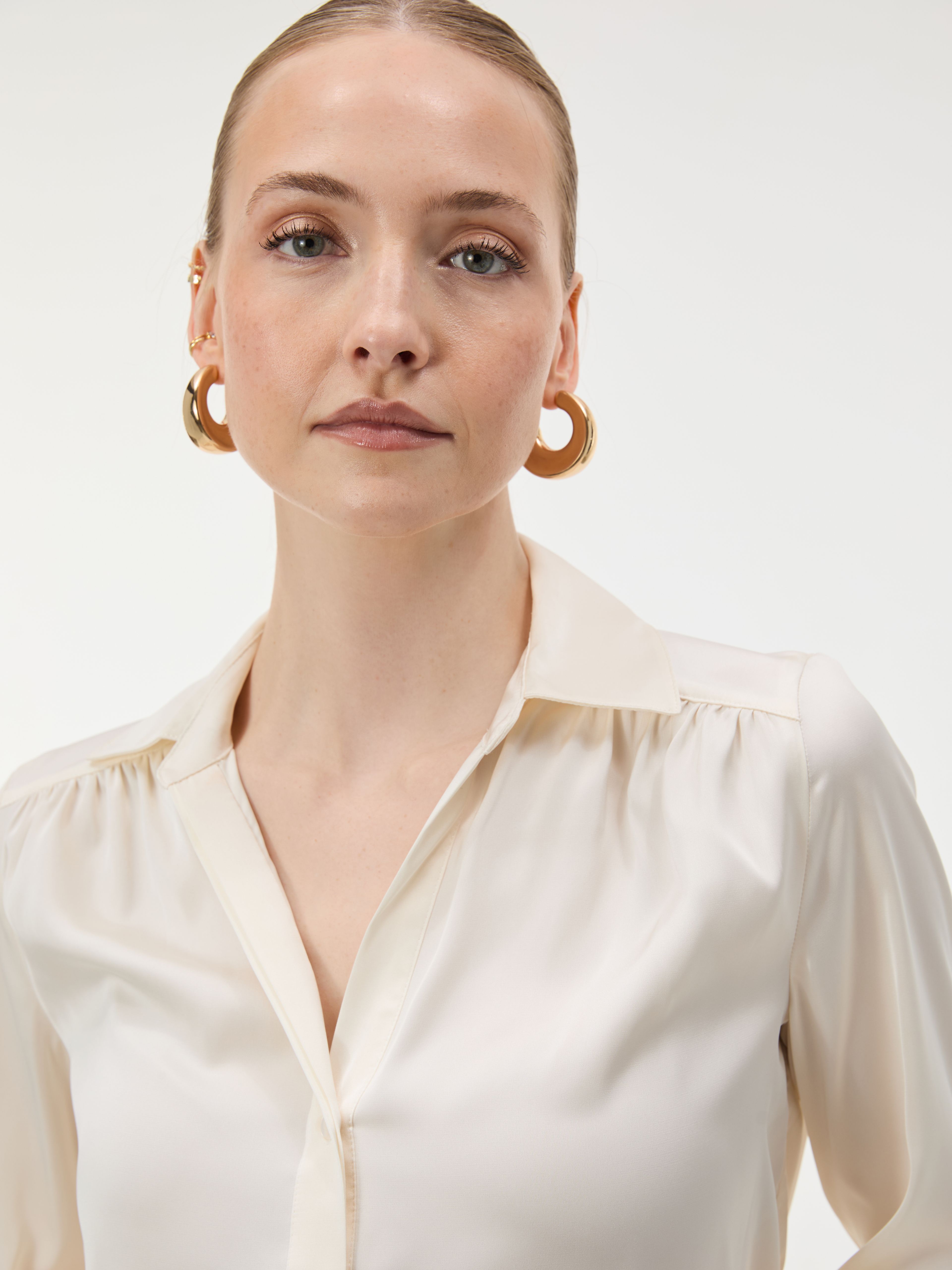 Weiße Damenbluse mit Kragen und langen Ärmeln ORSAY - 004