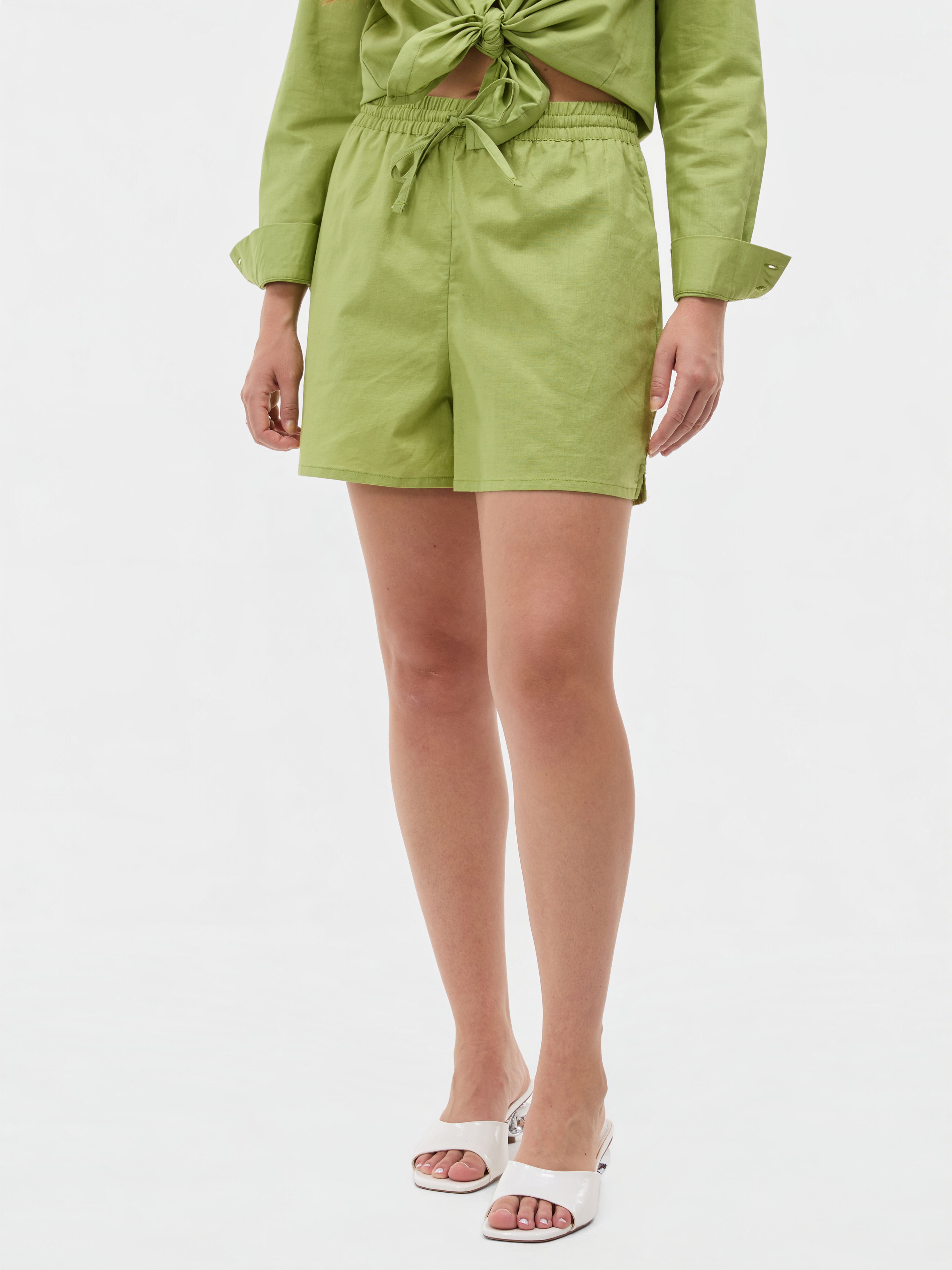 Grüne Damenshorts ORSAY - 002