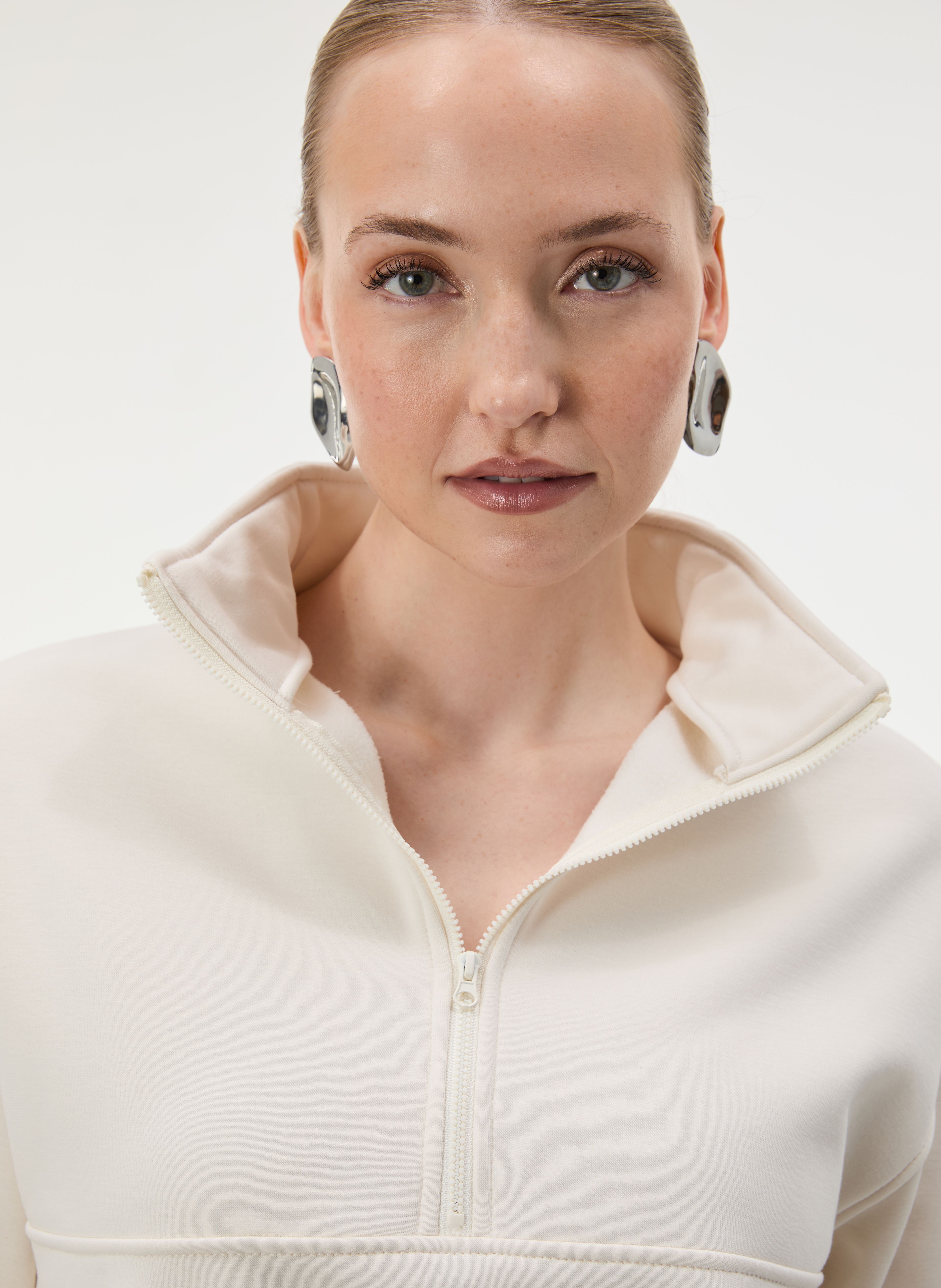 Weißes Damen-Sweatshirt mit Stehkragen und langen Ärmeln ORSAY - 002