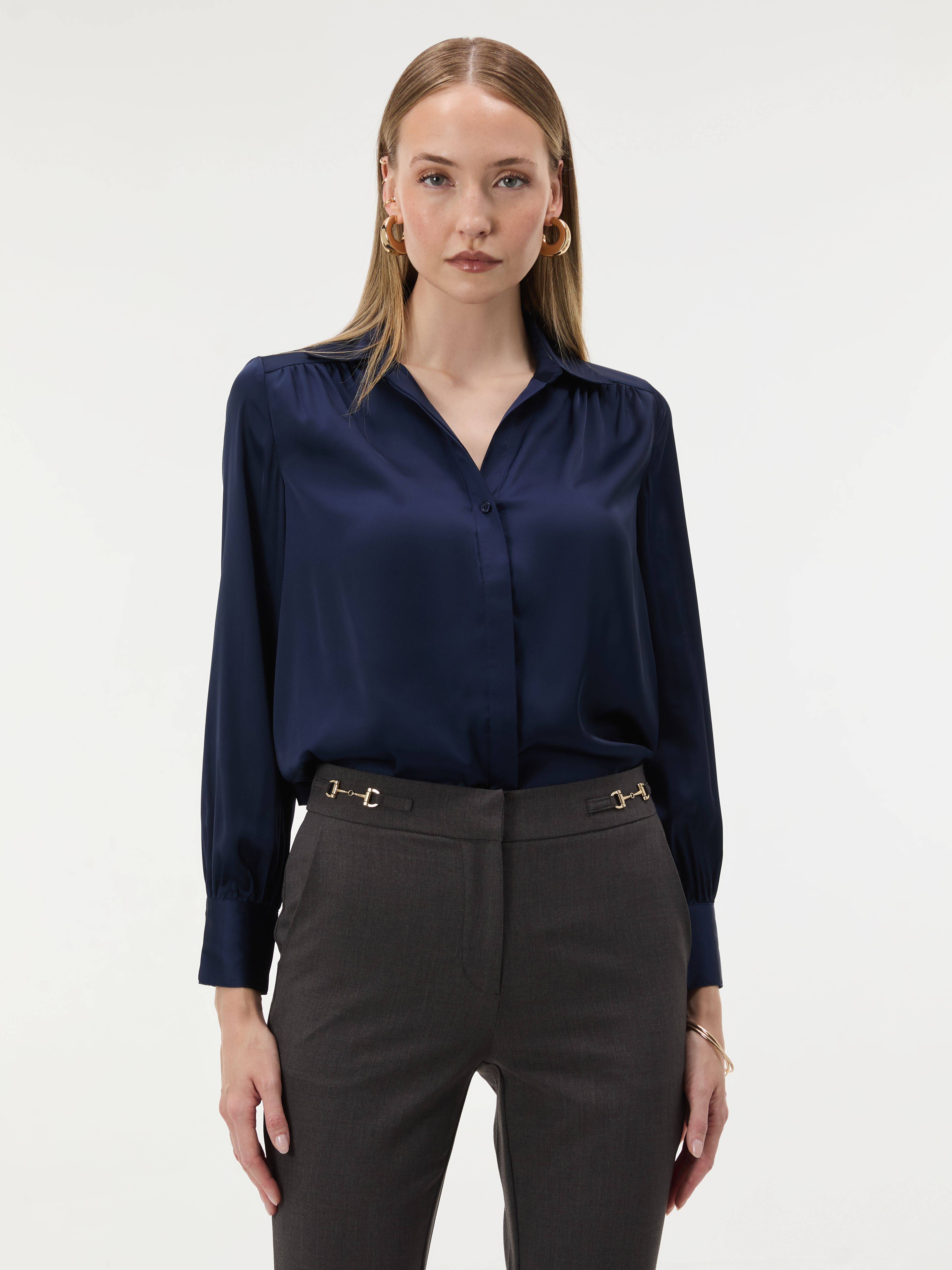 Dunkelblaue Damenbluse mit Kragen und langen Ärmeln ORSAY - 001