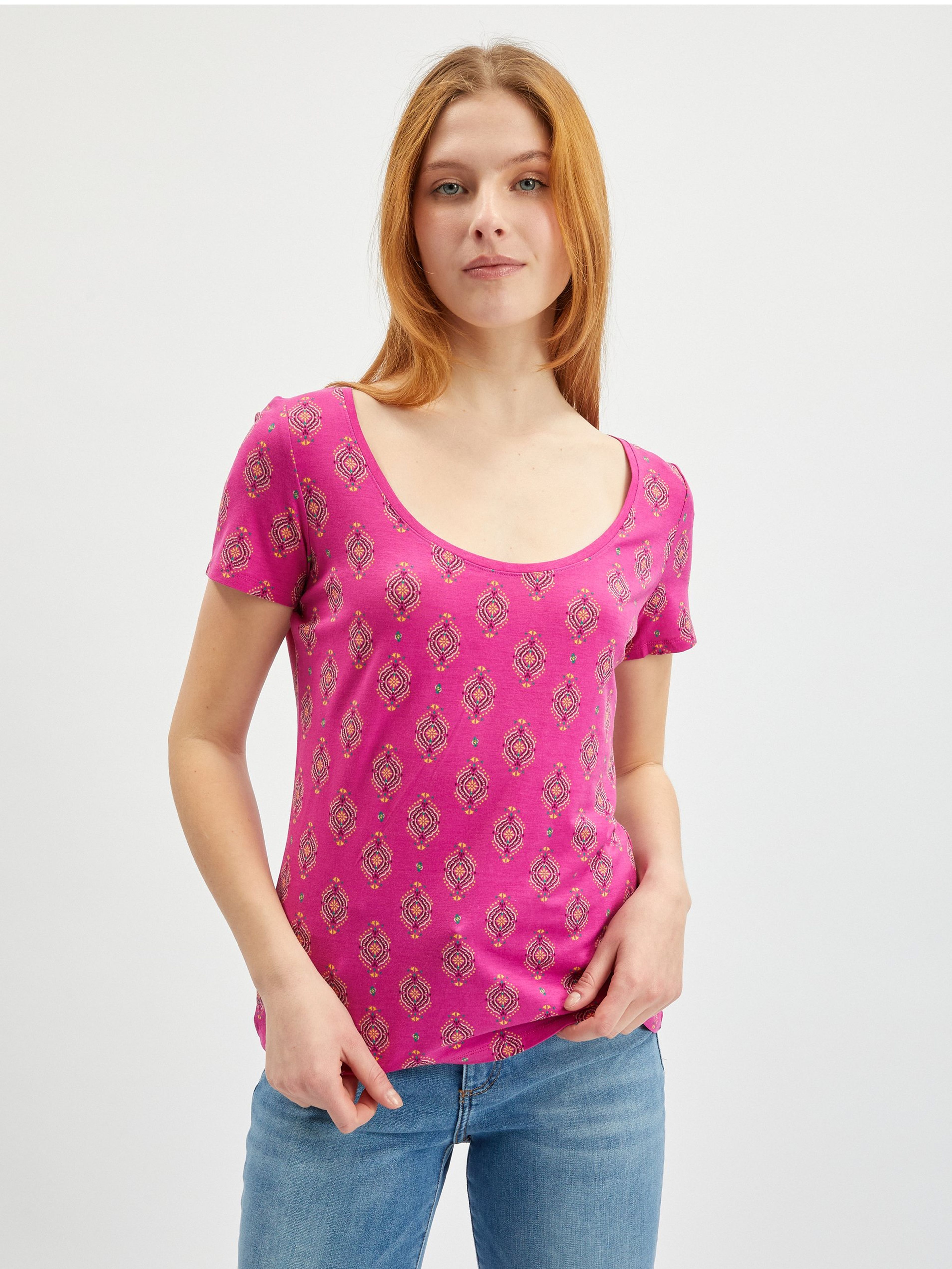 Ciemnoróżowy t-shirt damski wzorzysty ORSAY